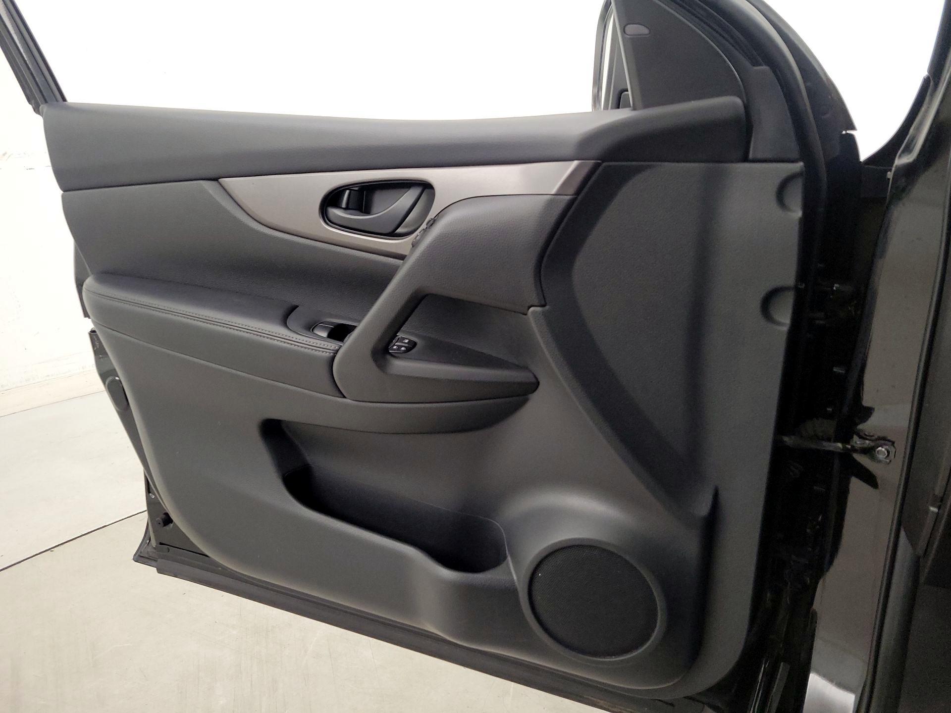 Thumbnail: 2018 Nissan Rogue Sport - 12