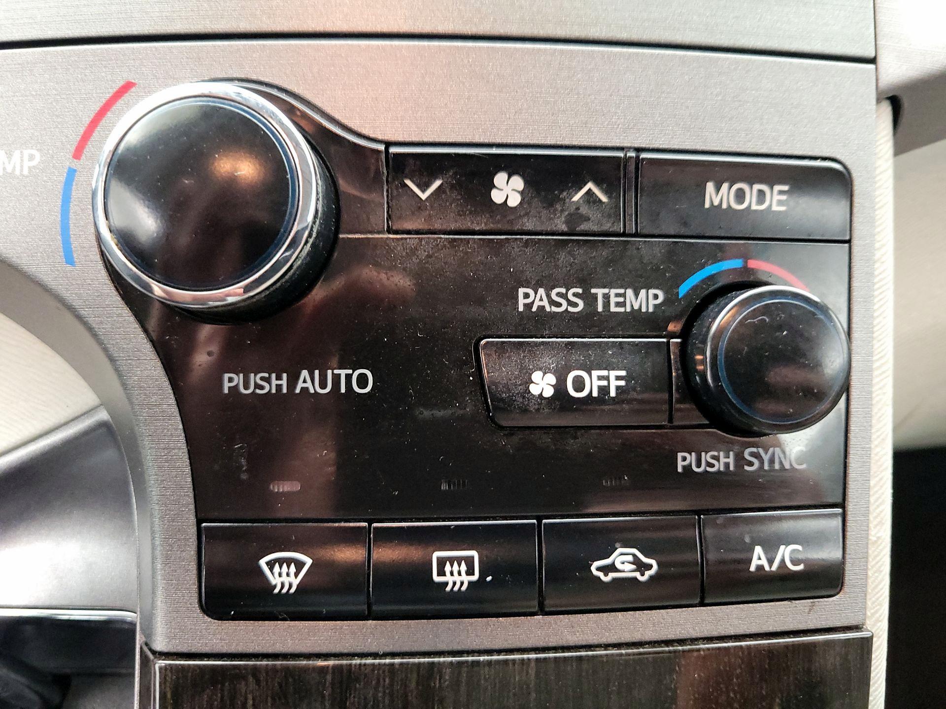 Thumbnail: 2014 Toyota Venza - 15