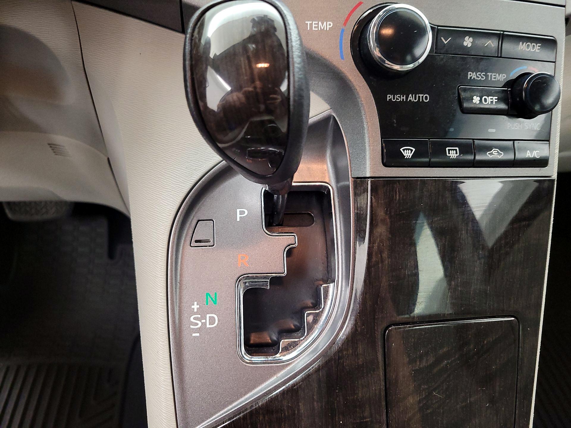 Thumbnail: 2014 Toyota Venza - 16