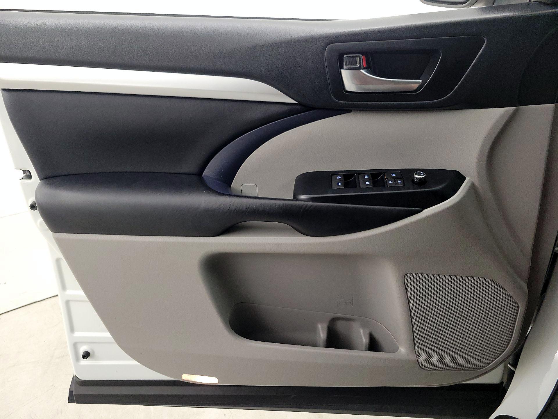 Thumbnail: 2019 Toyota Highlander - 12