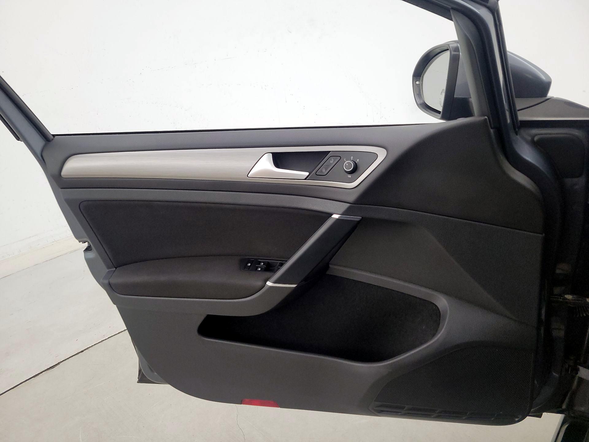 Thumbnail: 2017 Volkswagen Golf - 12