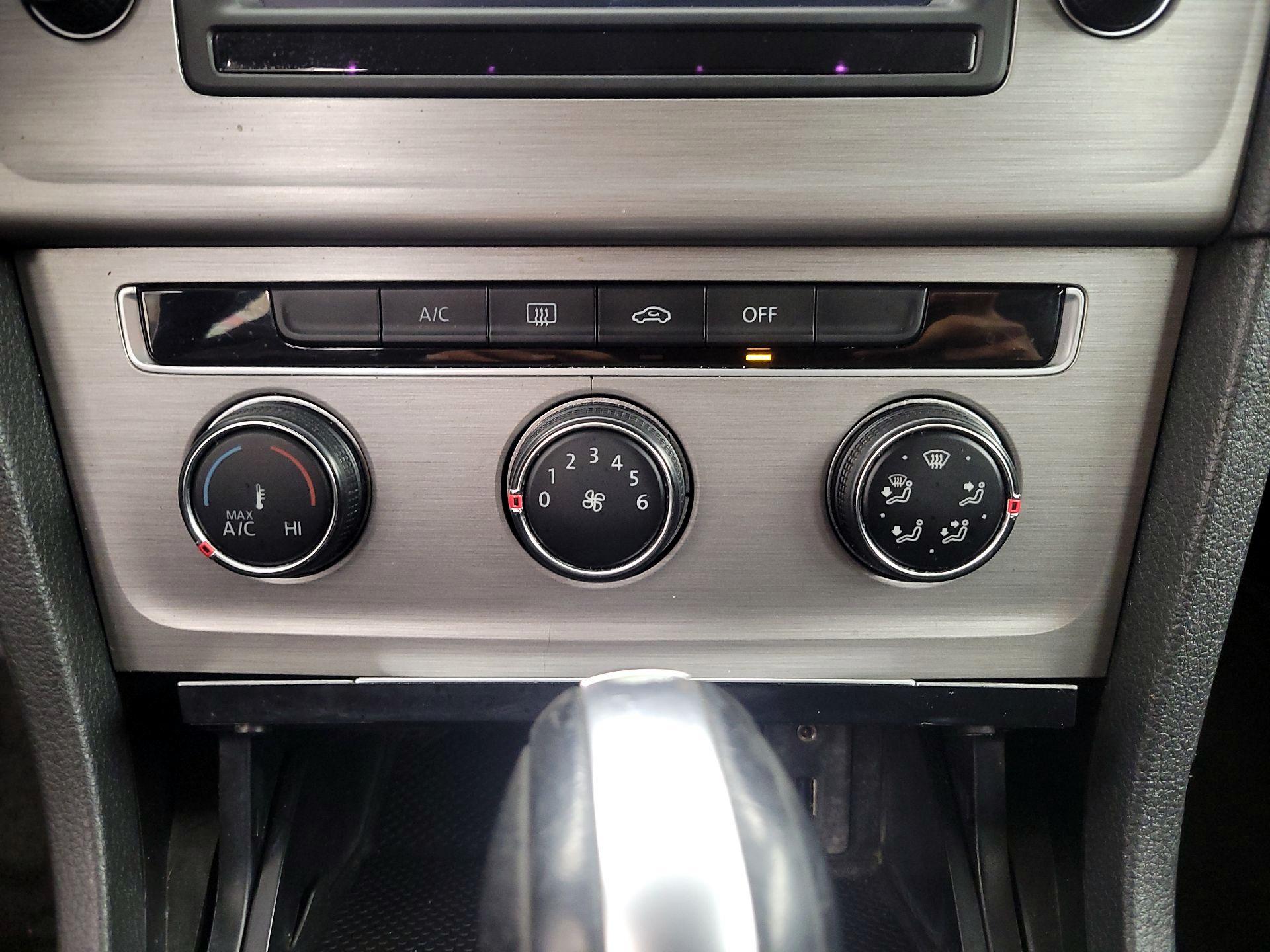 Thumbnail: 2017 Volkswagen Golf - 16