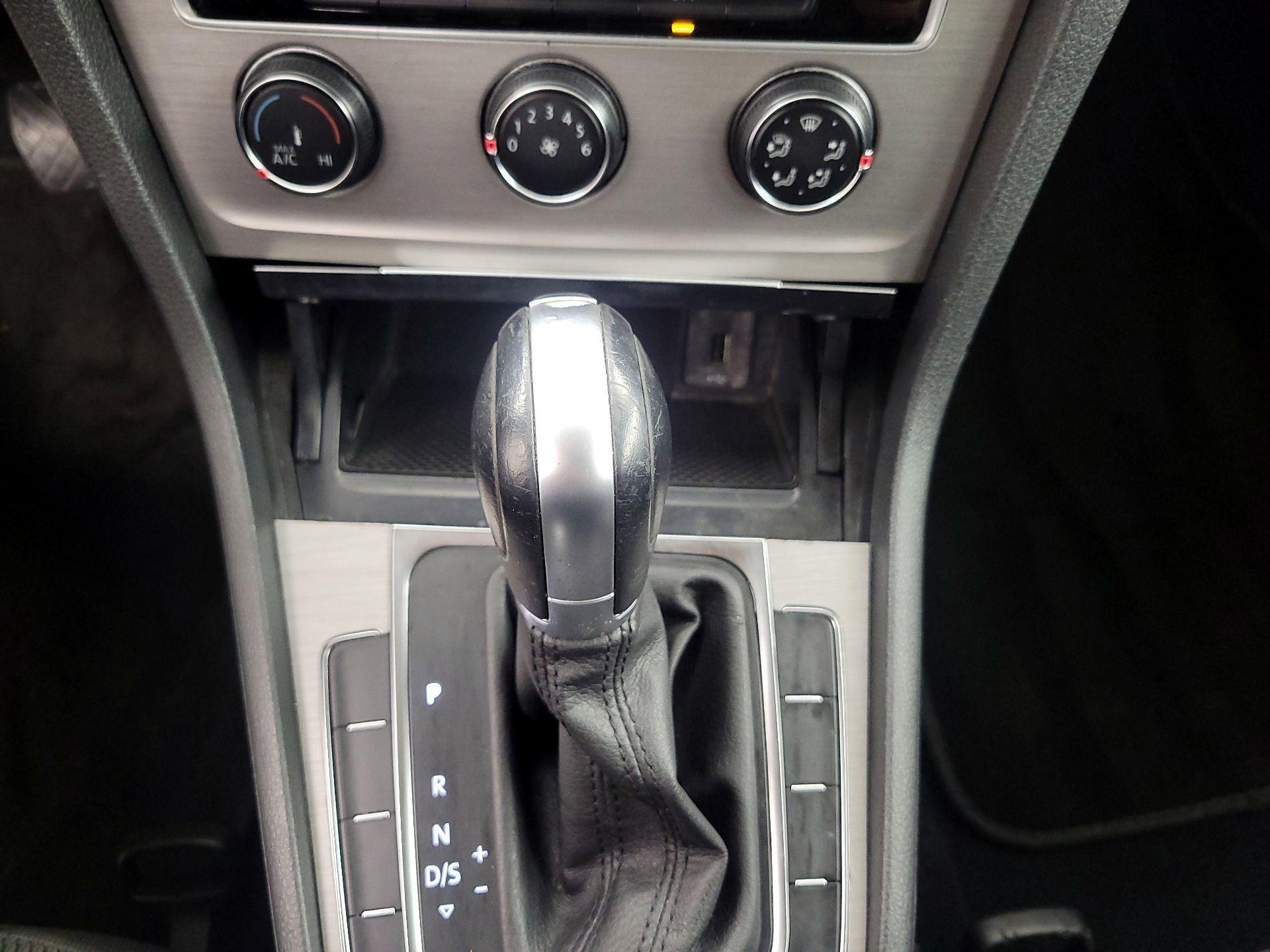 Thumbnail: 2017 Volkswagen Golf - 17