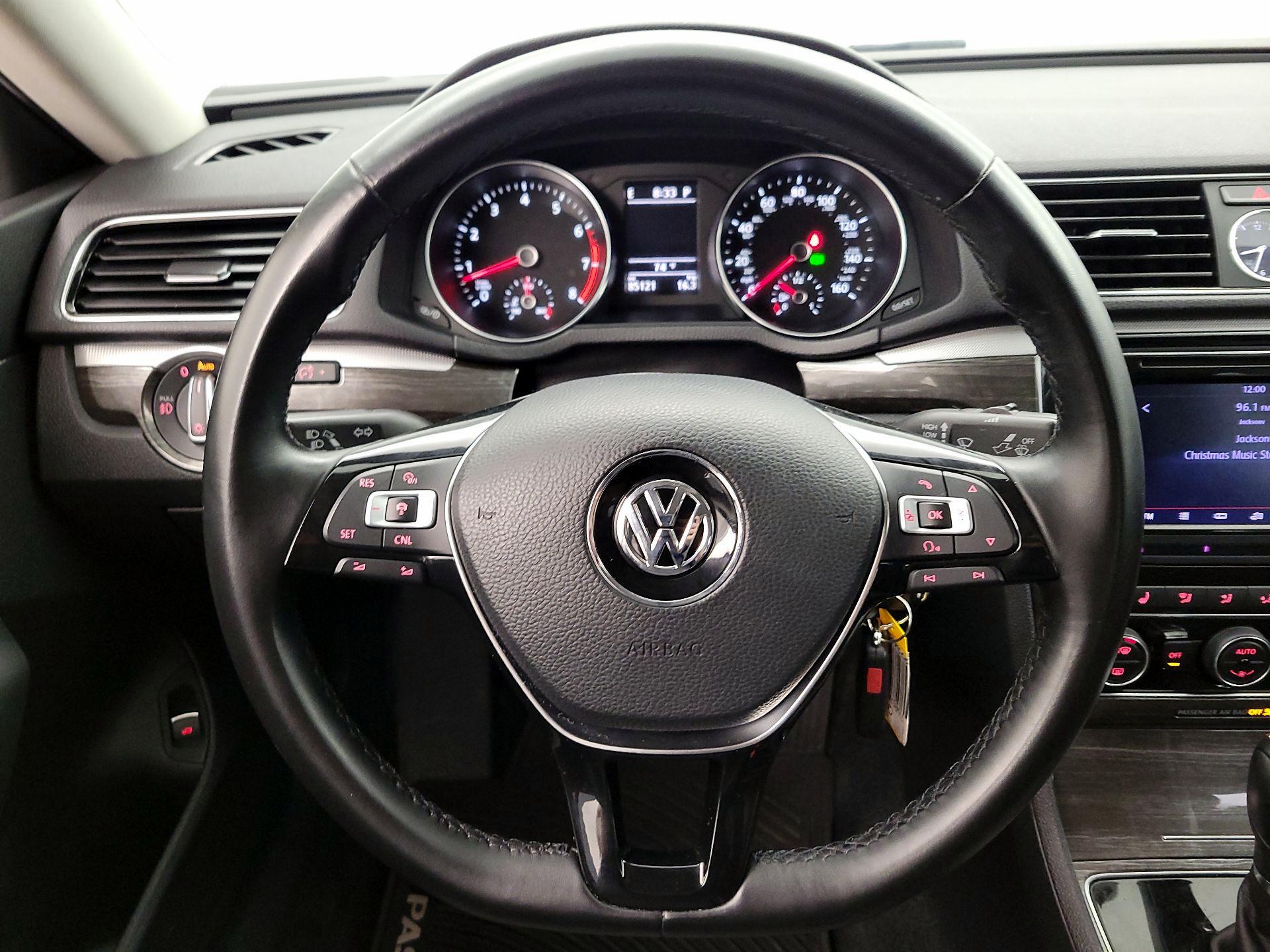 Thumbnail: 2016 Volkswagen Passat - 10