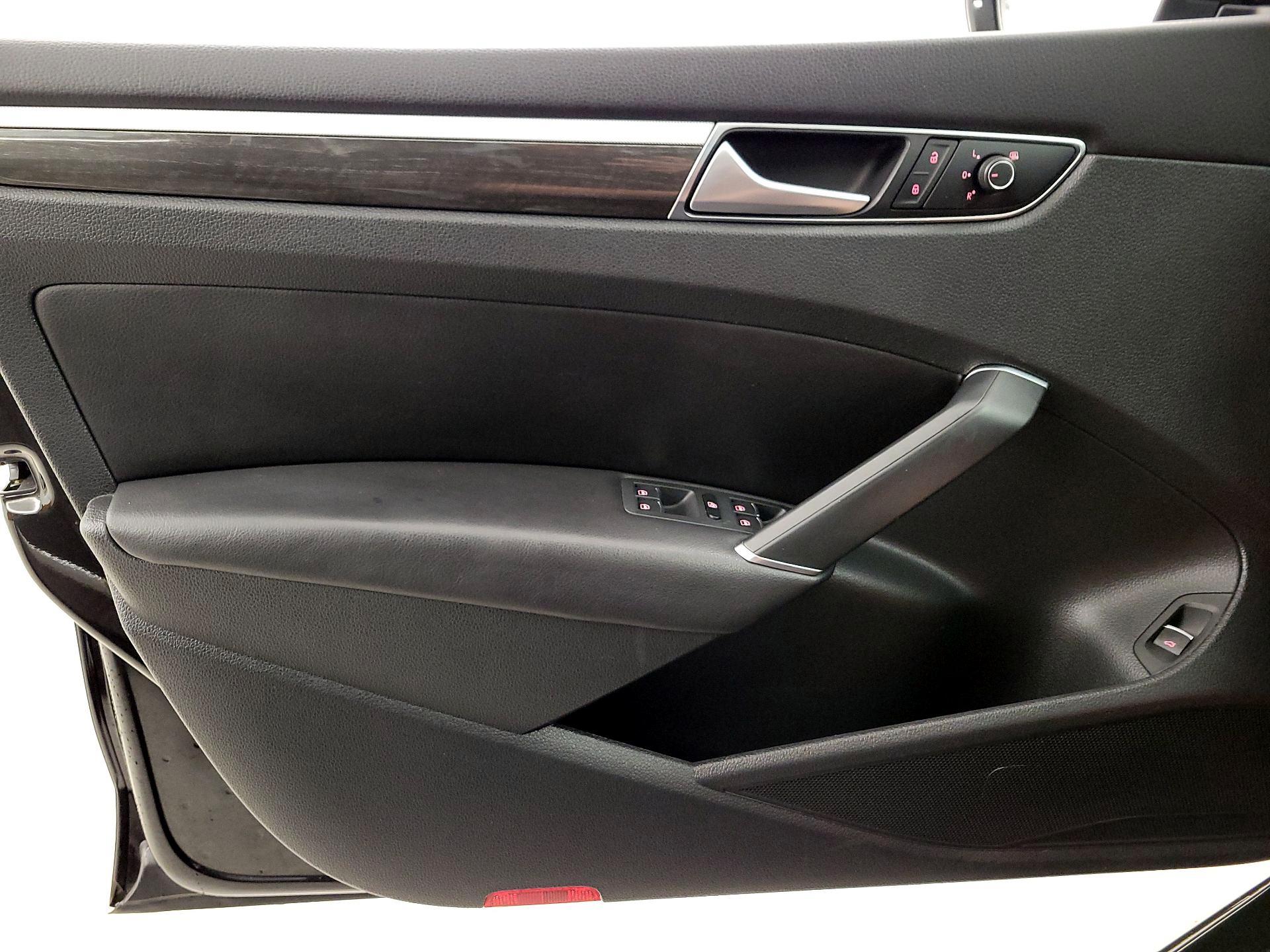 Thumbnail: 2016 Volkswagen Passat - 12