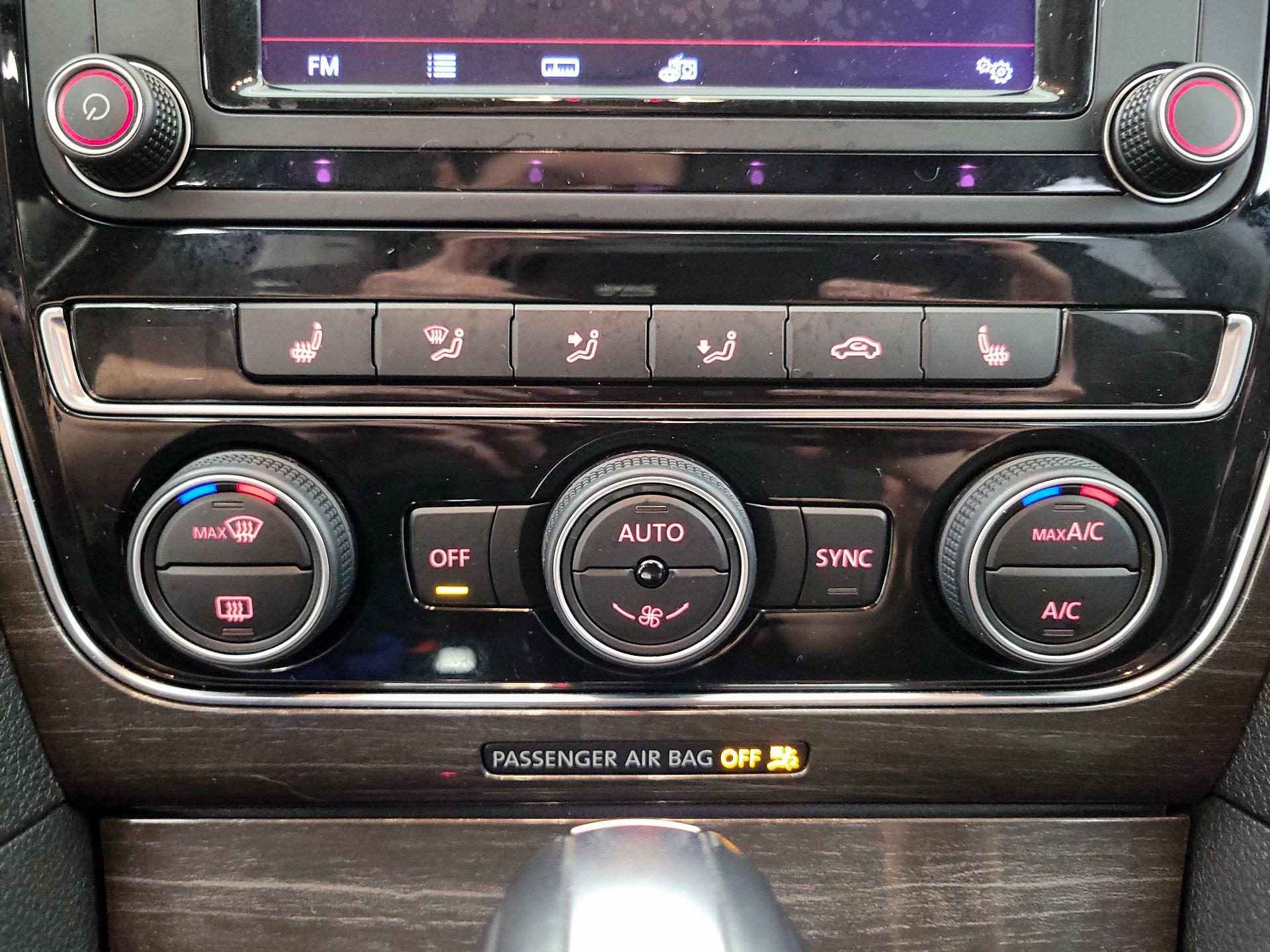 Thumbnail: 2016 Volkswagen Passat - 16