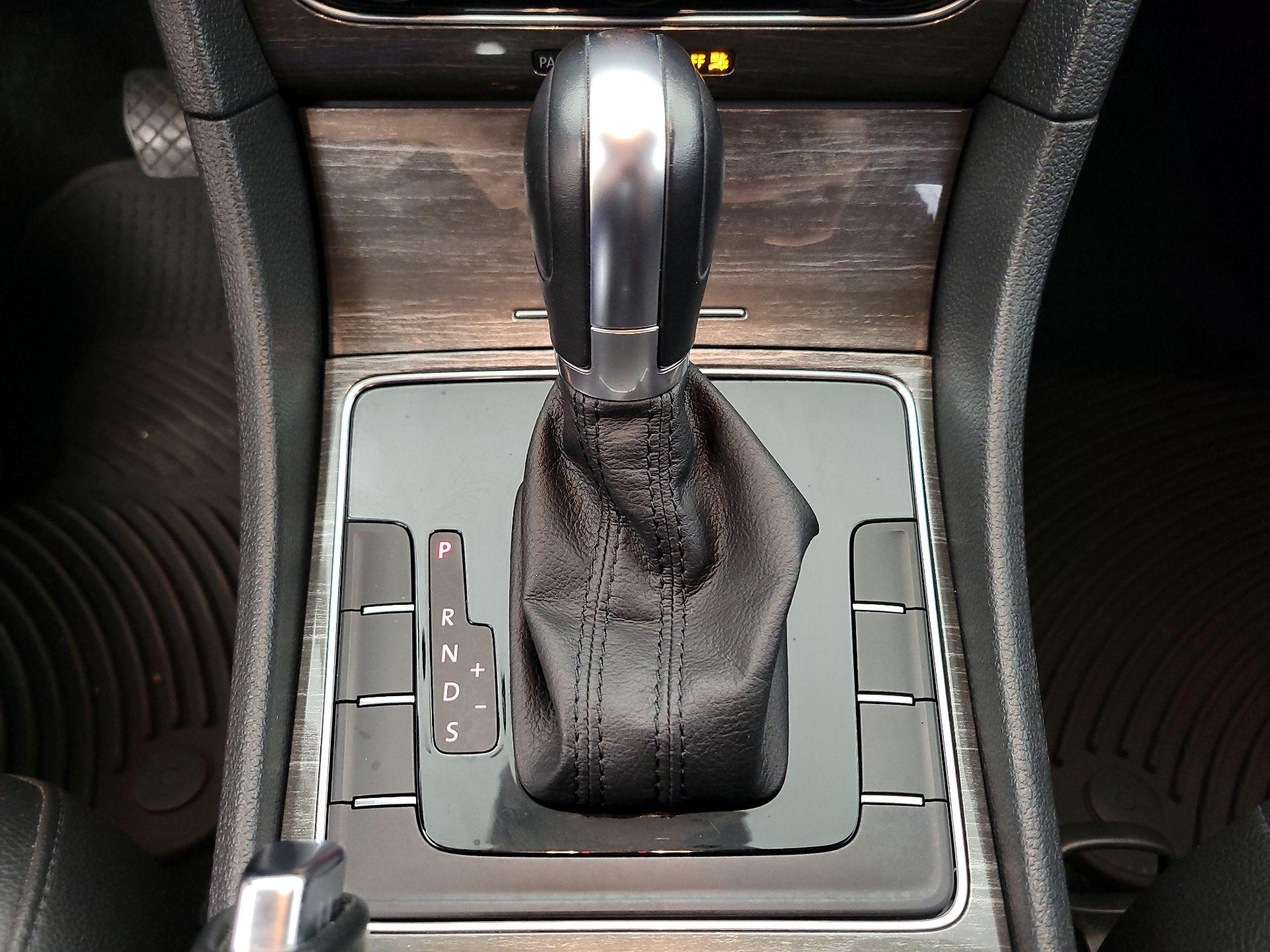 Thumbnail: 2016 Volkswagen Passat - 17