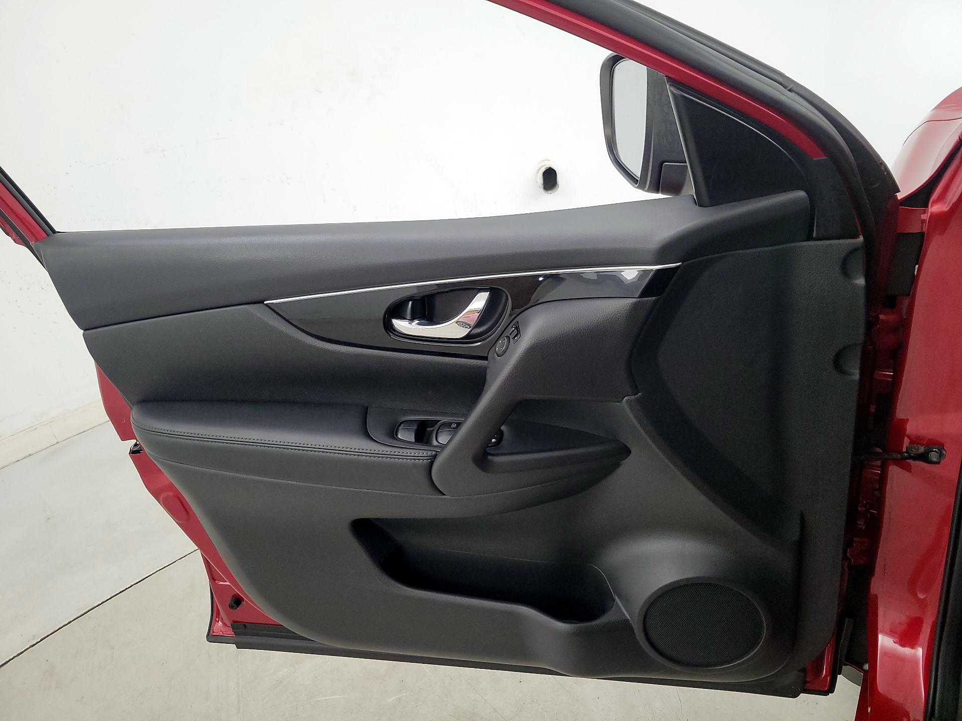 Thumbnail: 2017 Nissan Rogue Sport - 12