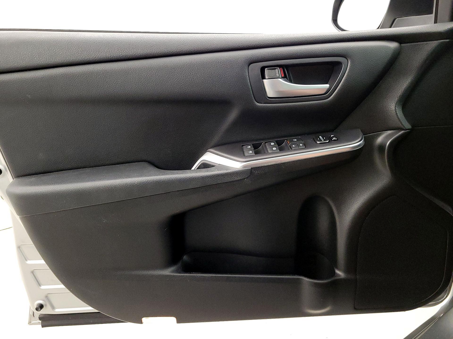 Thumbnail: 2016 Toyota Camry - 12