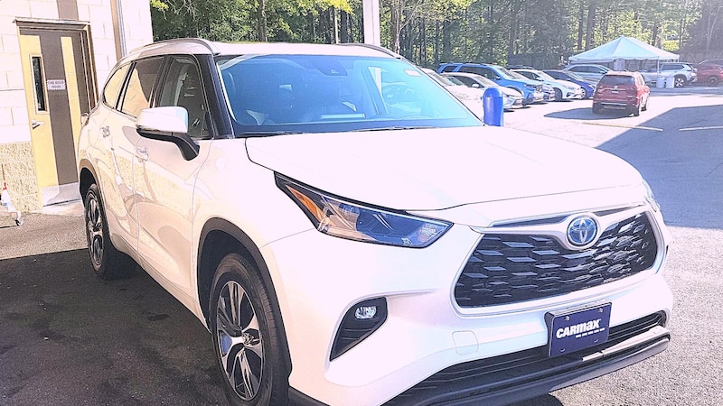 2022 Toyota Highlander XLE Hero Image
