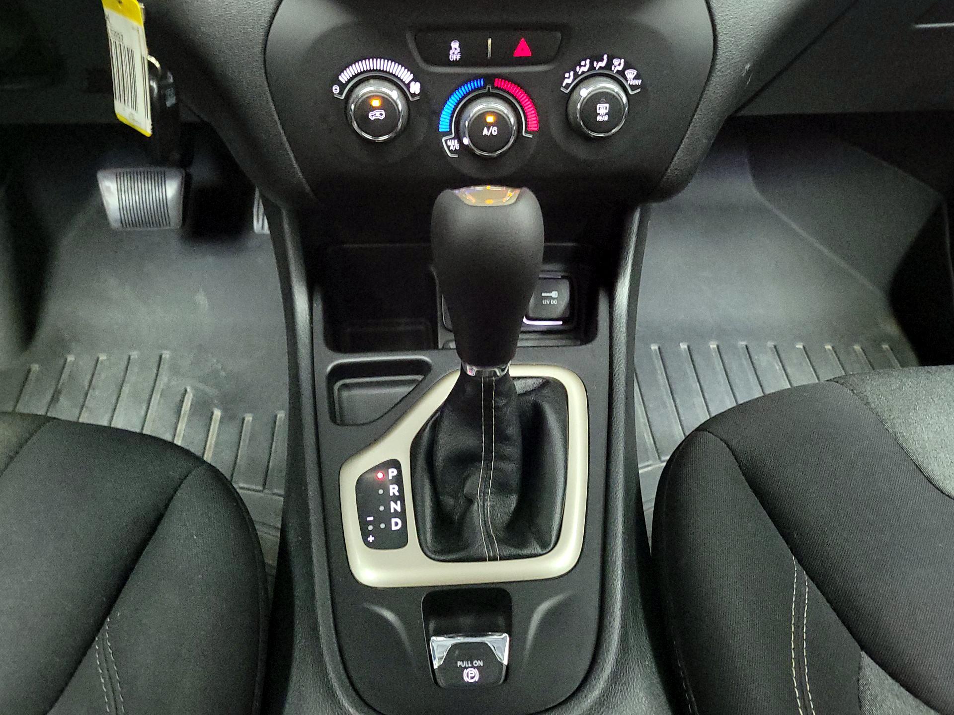 Thumbnail: 2018 Jeep Cherokee - 17