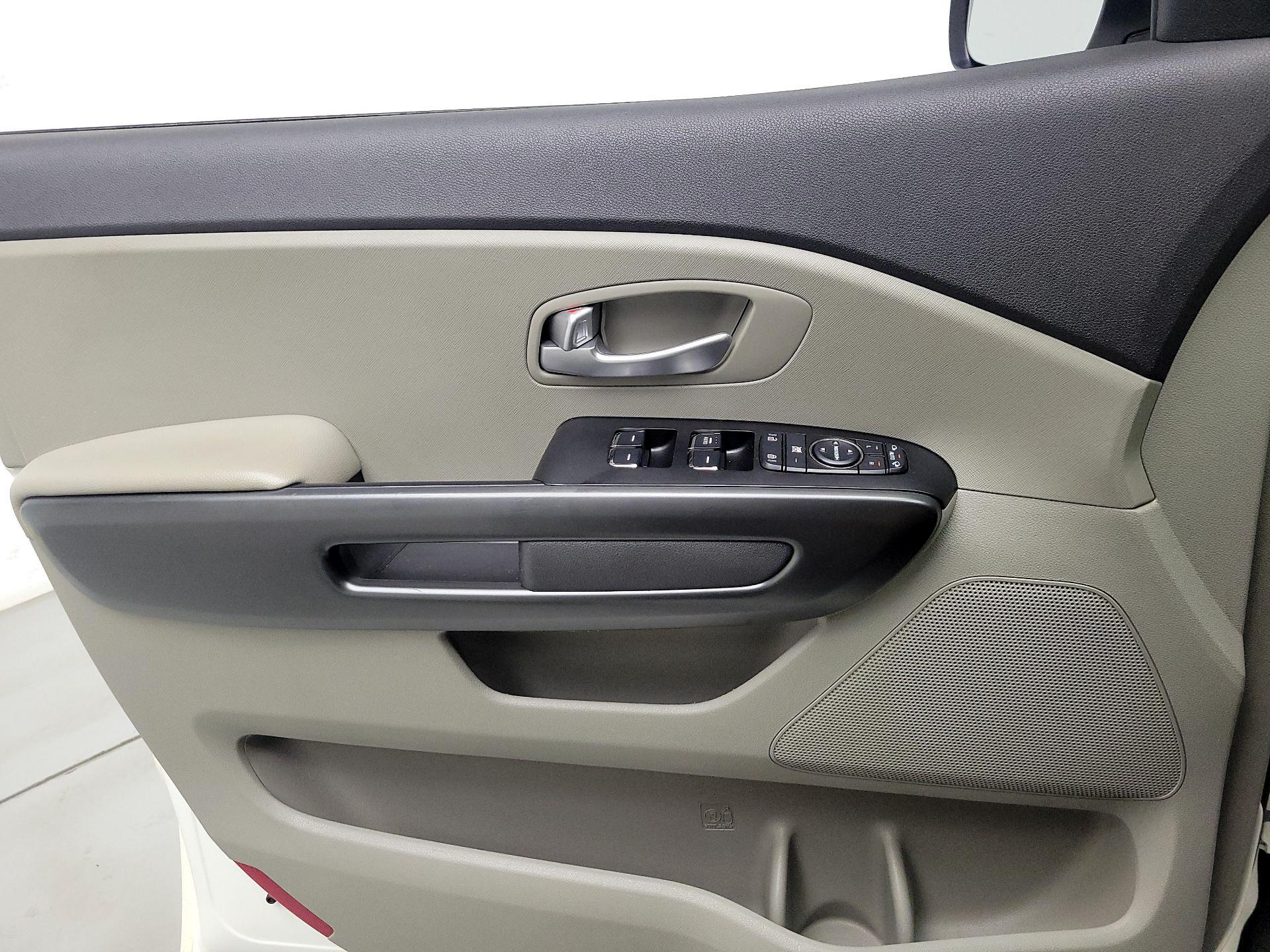 Thumbnail: 2016 Kia Sedona - 12