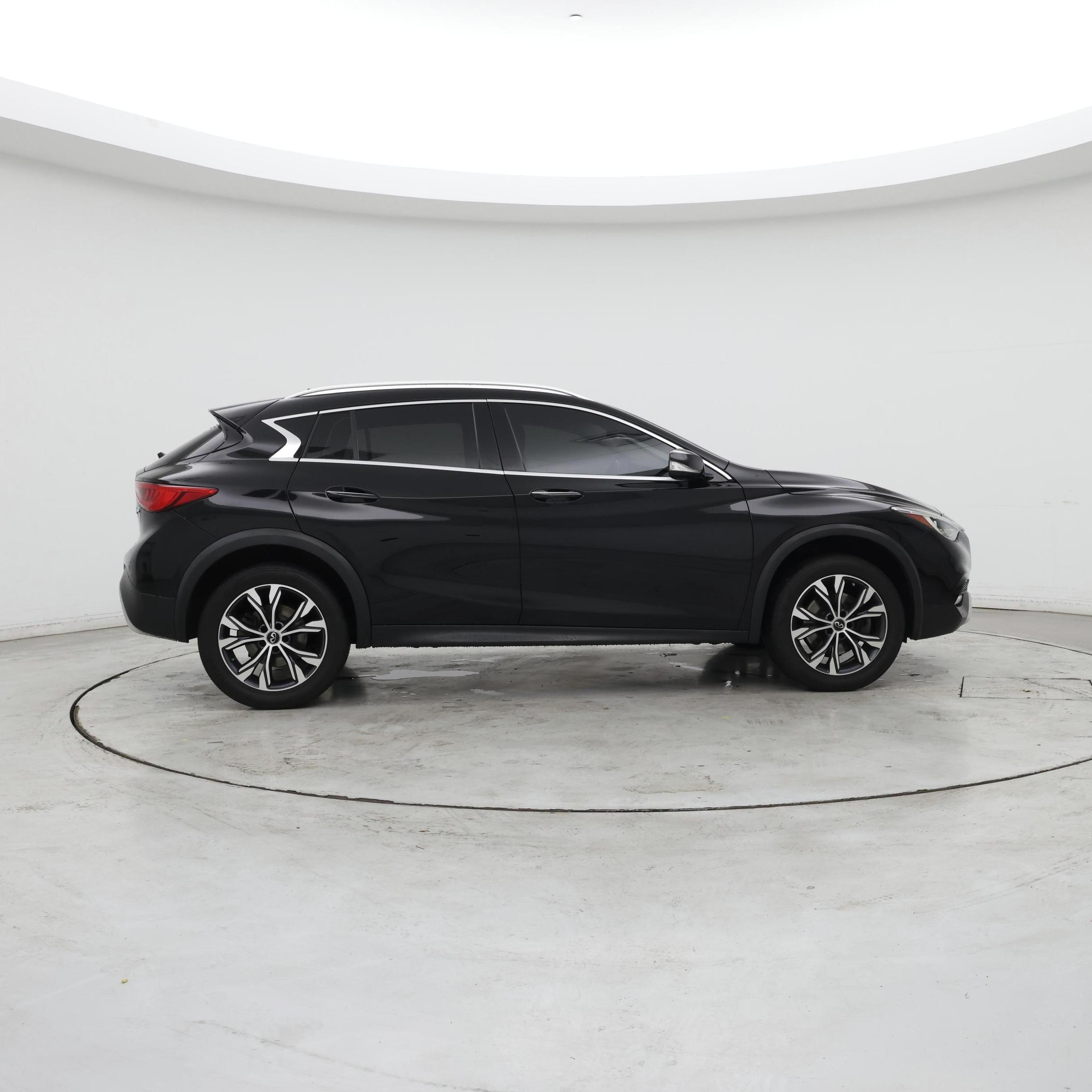 Thumbnail: 2017 INFINITI QX30 - 7
