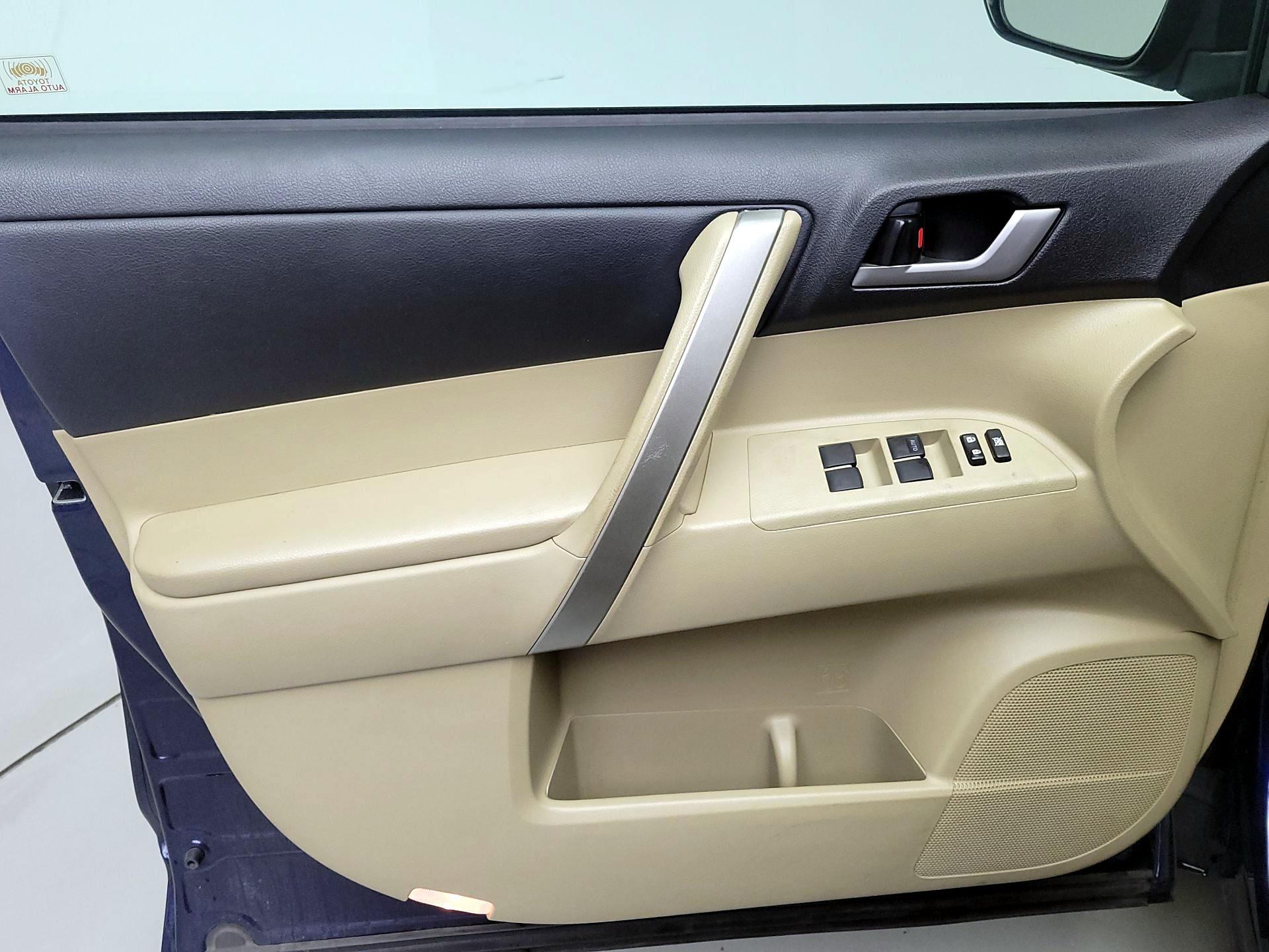 Thumbnail: 2013 Toyota Highlander - 12
