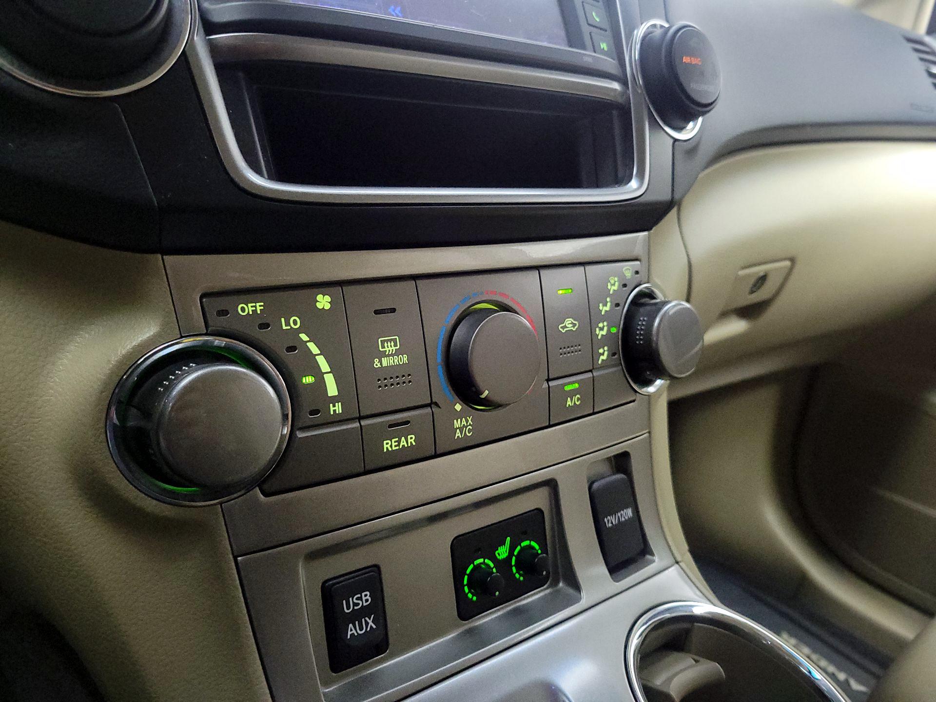 Thumbnail: 2013 Toyota Highlander - 16