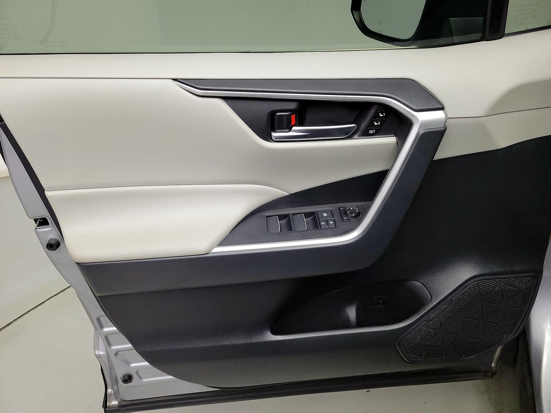 Thumbnail: 2019 Toyota RAV4 - 12
