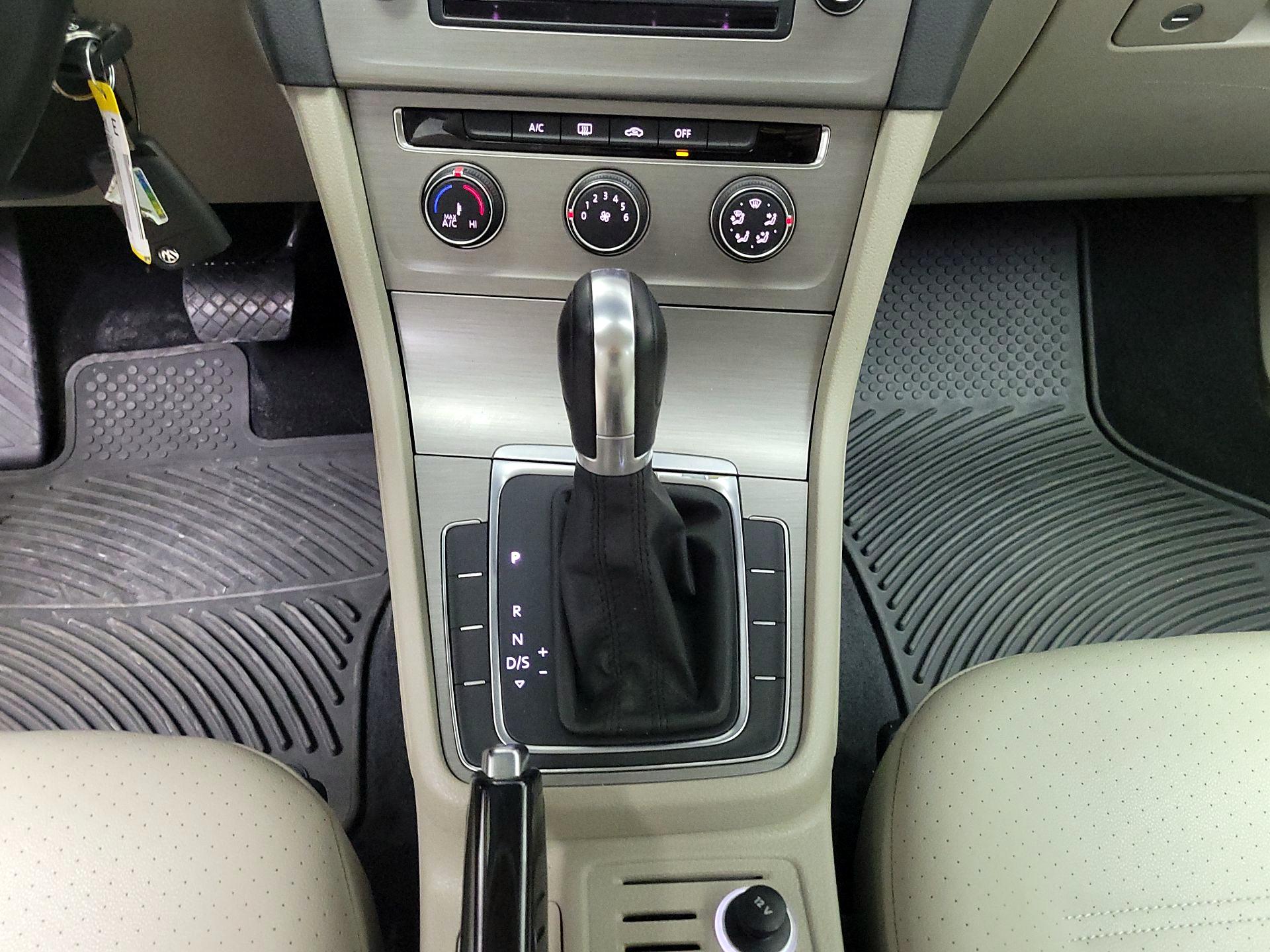 Thumbnail: 2015 Volkswagen Golf - 16