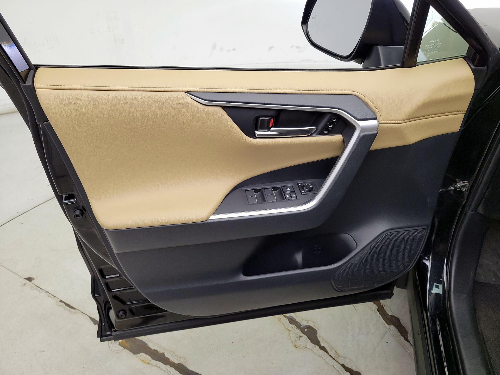 Thumbnail: 2019 Toyota RAV4 - 12