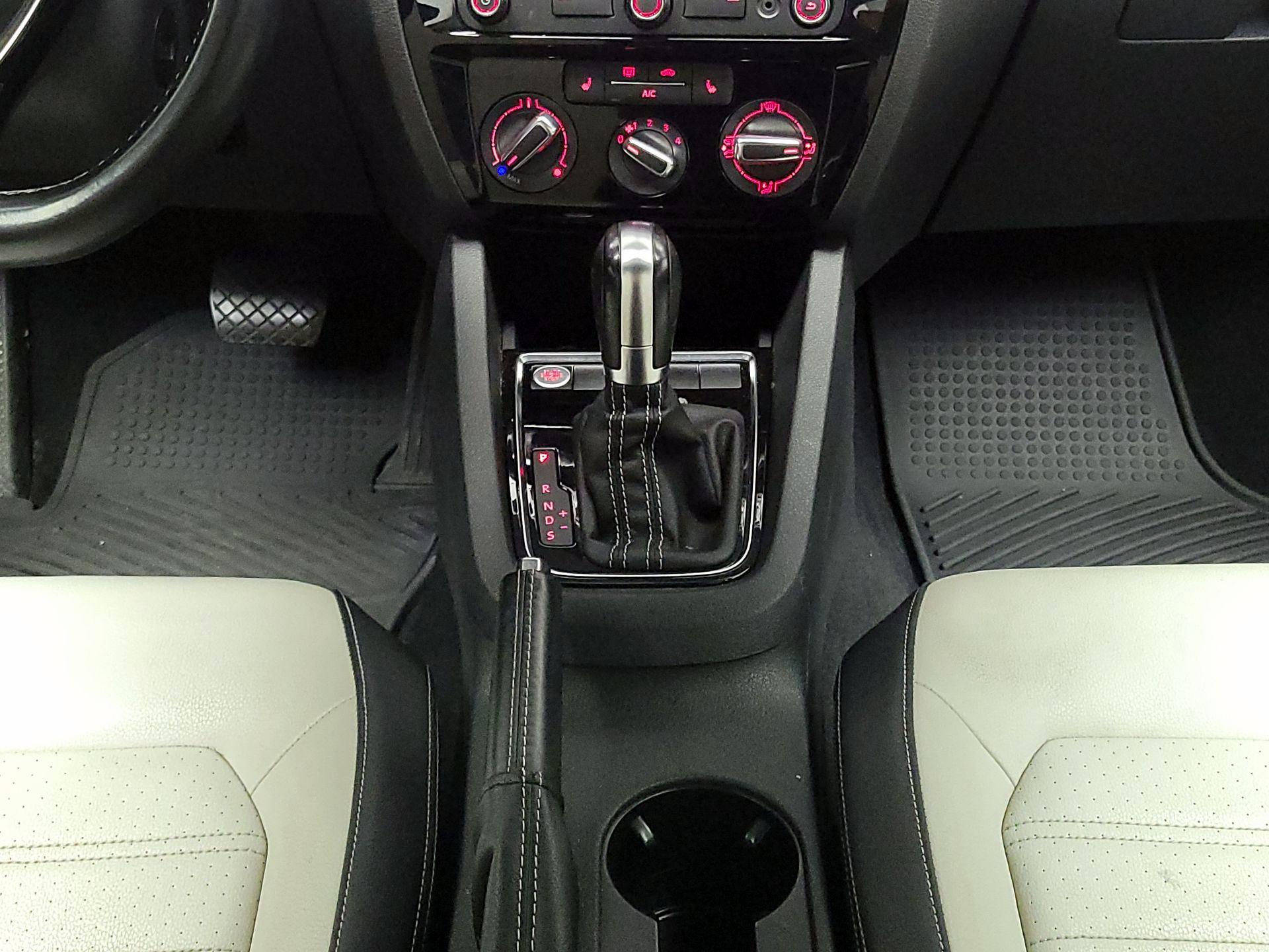 Thumbnail: 2015 Volkswagen Jetta - 18