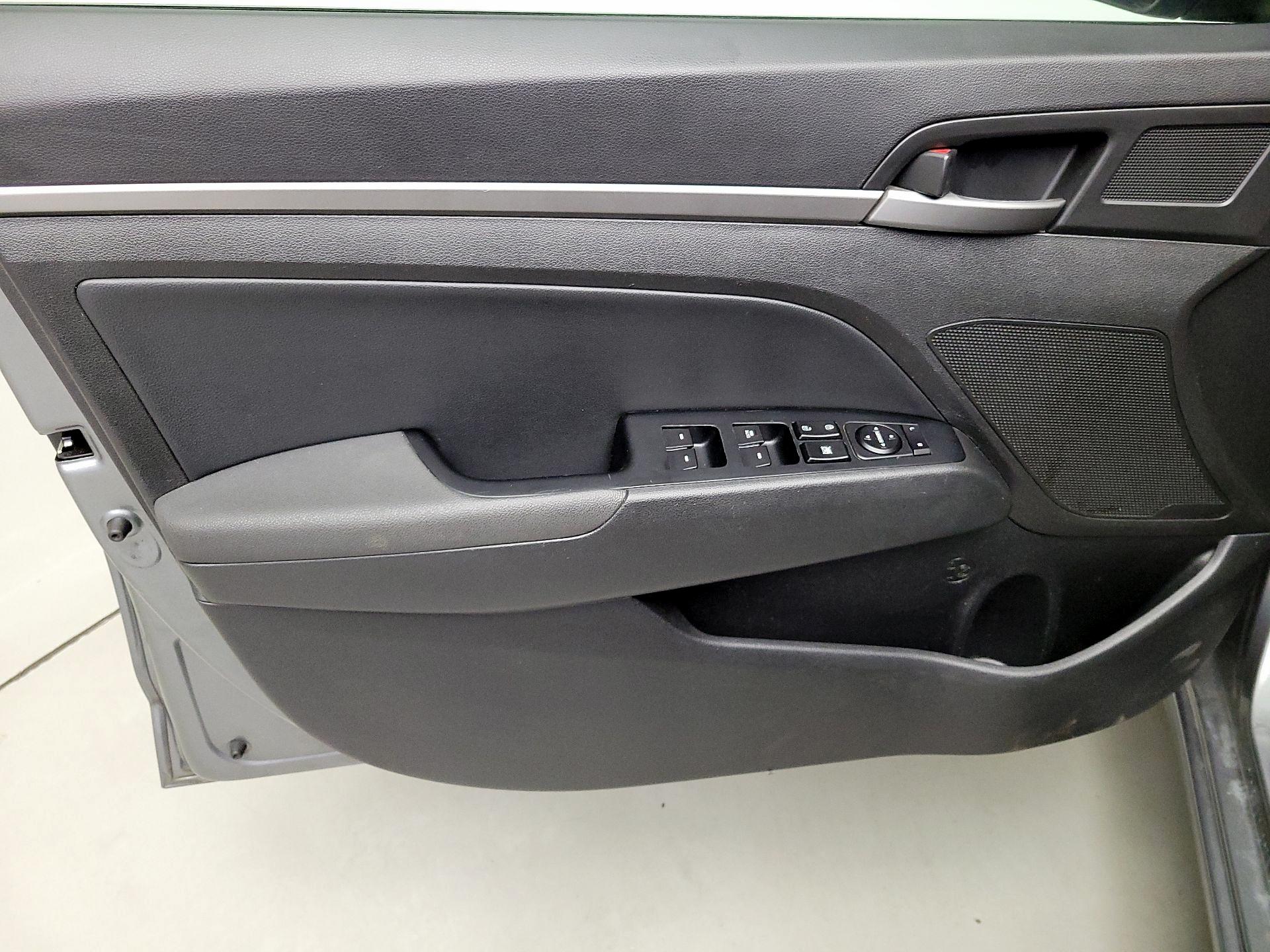 Thumbnail: 2017 Hyundai Elantra - 12