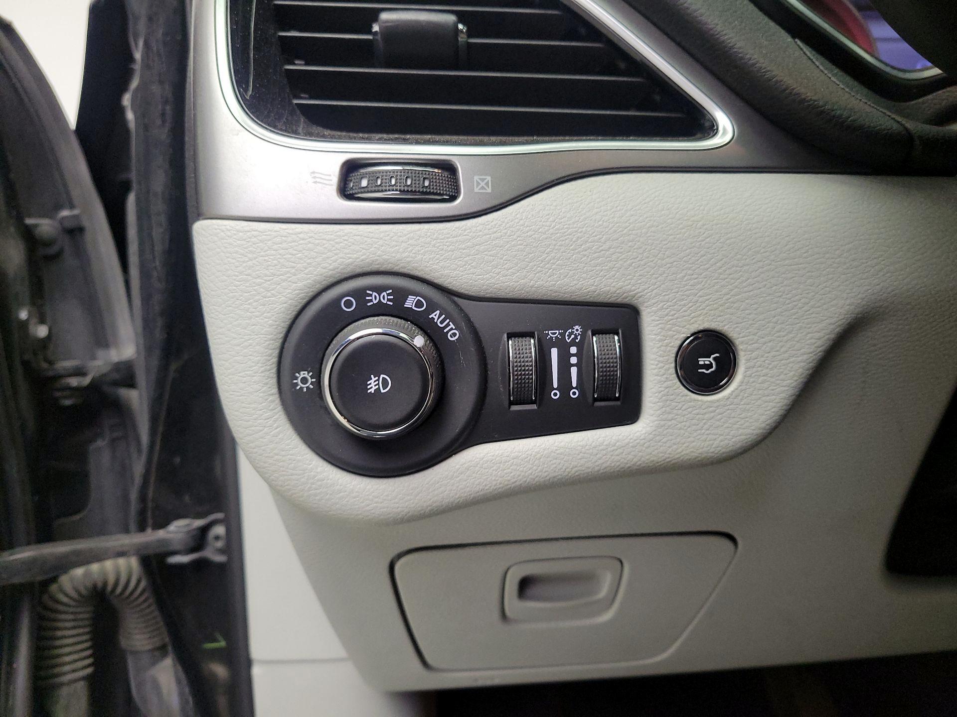 Thumbnail: 2019 Jeep Cherokee - 13