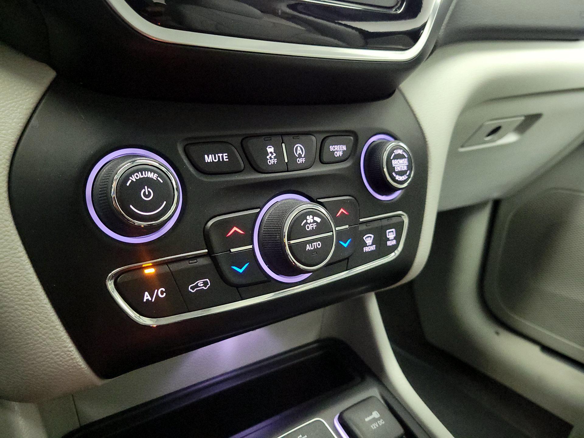 Thumbnail: 2019 Jeep Cherokee - 17