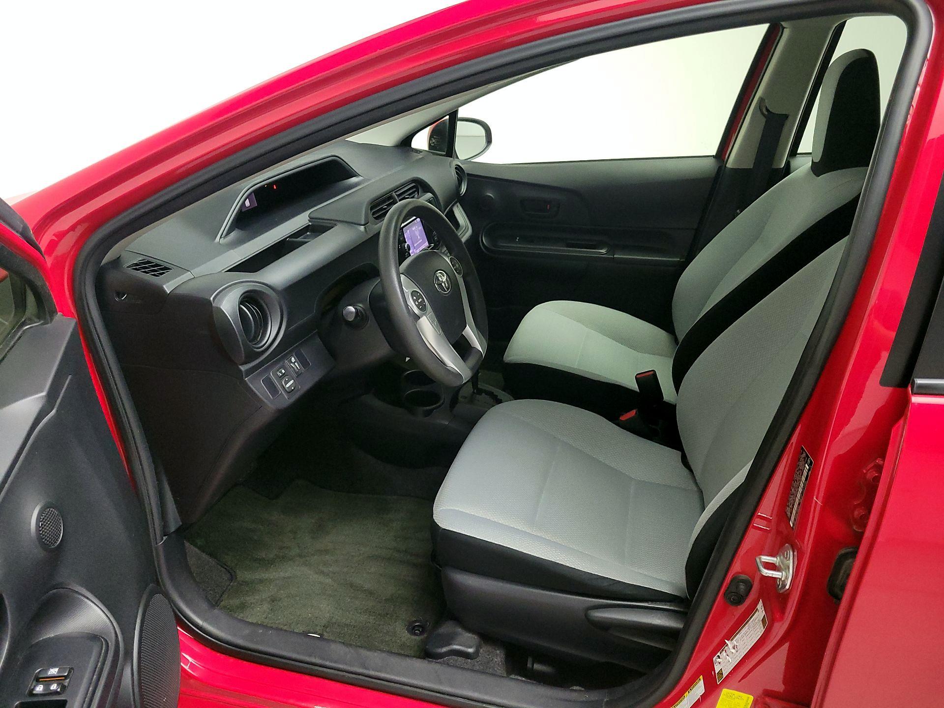 Thumbnail: 2015 Toyota Prius c - 11
