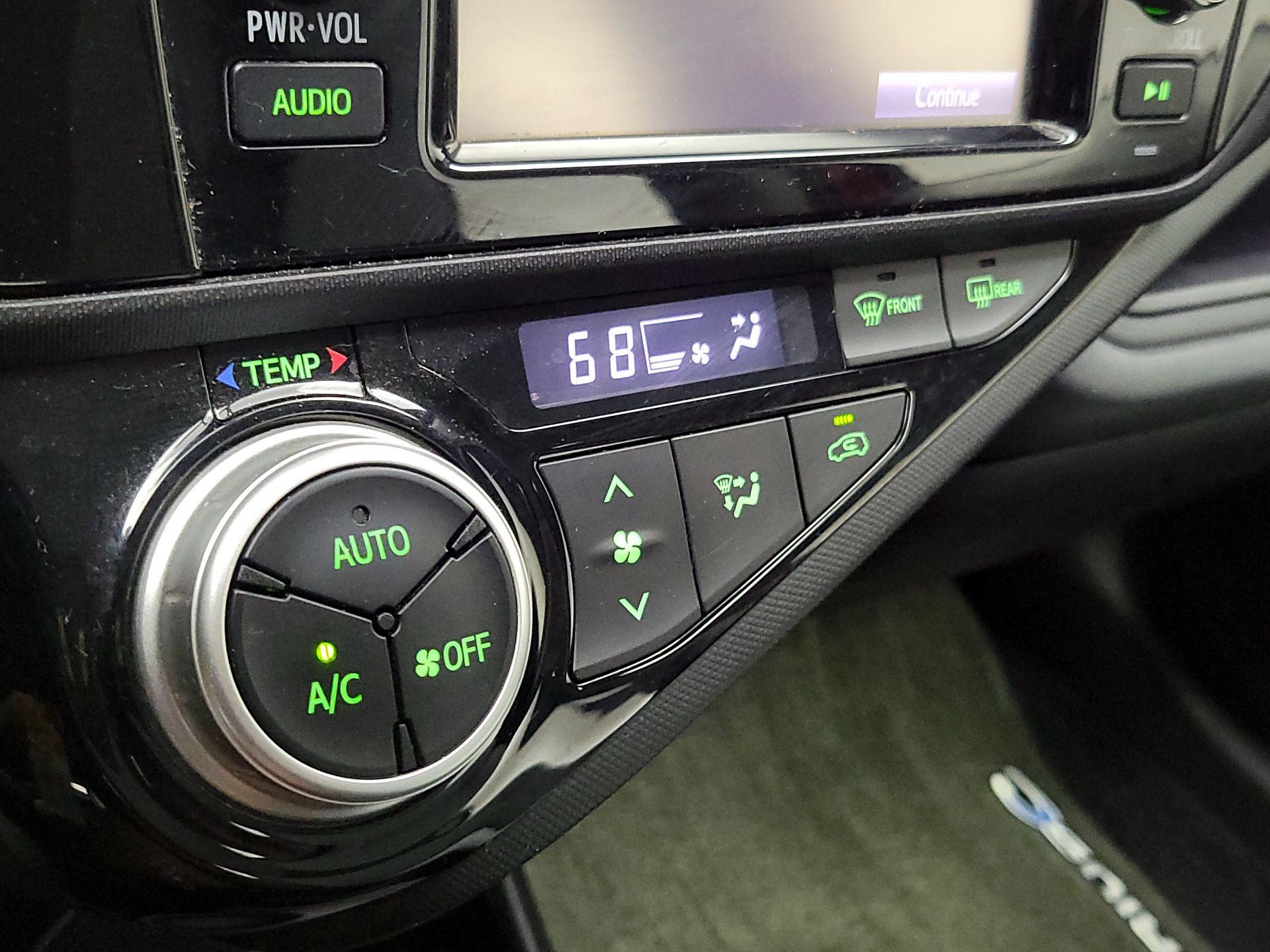 Thumbnail: 2015 Toyota Prius c - 15
