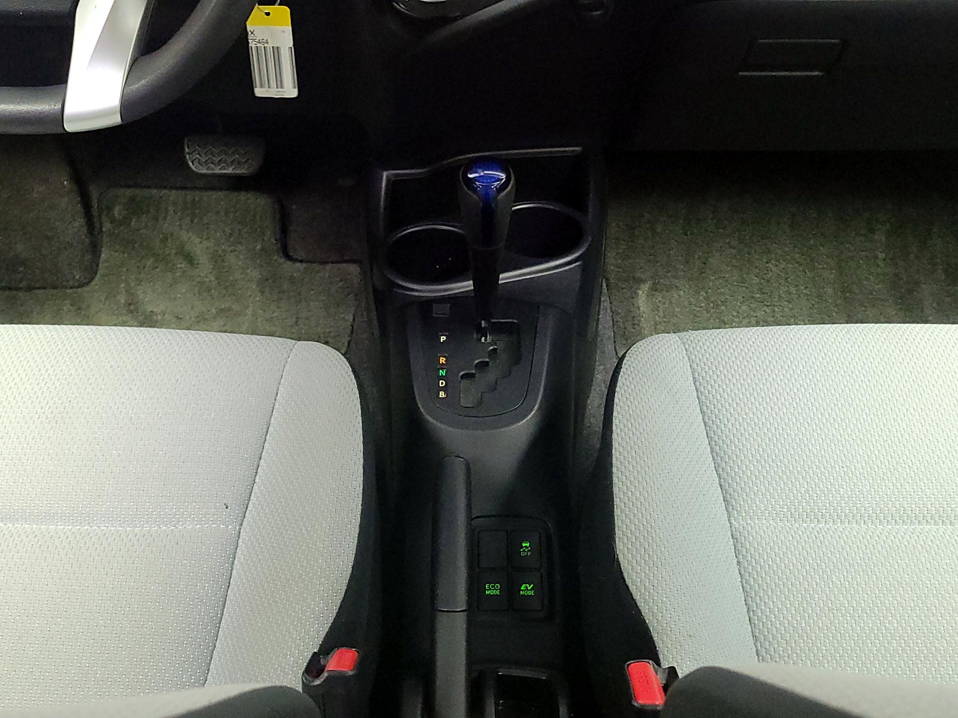 Thumbnail: 2015 Toyota Prius c - 16