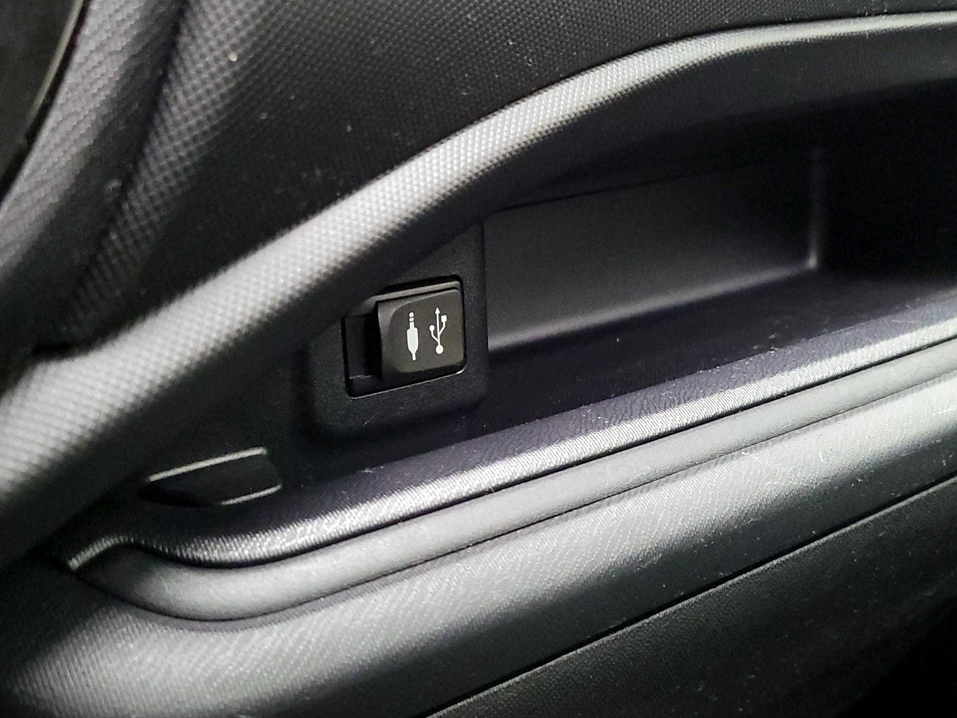 Thumbnail: 2015 Toyota Prius c - 17