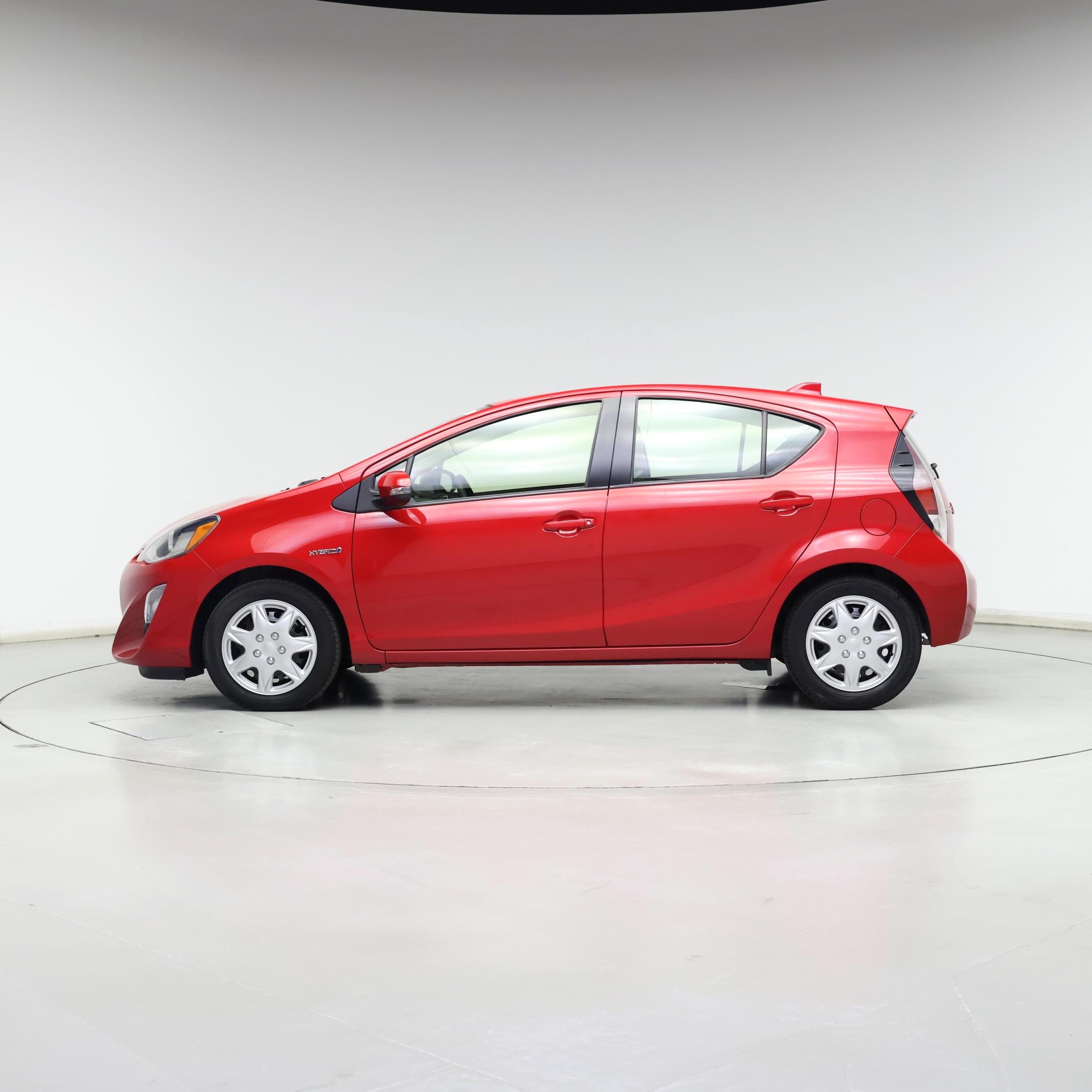 Thumbnail: 2015 Toyota Prius c - 3
