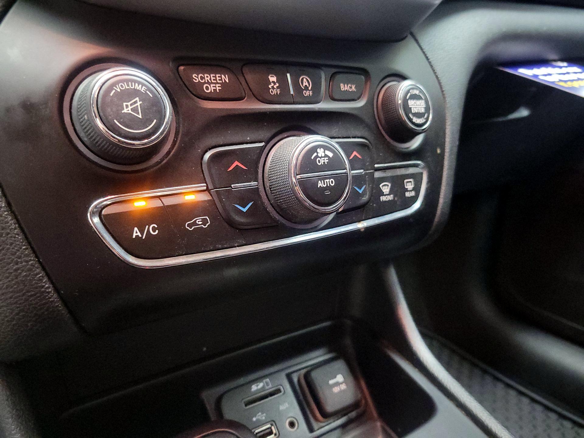 Thumbnail: 2015 Jeep Cherokee - 17