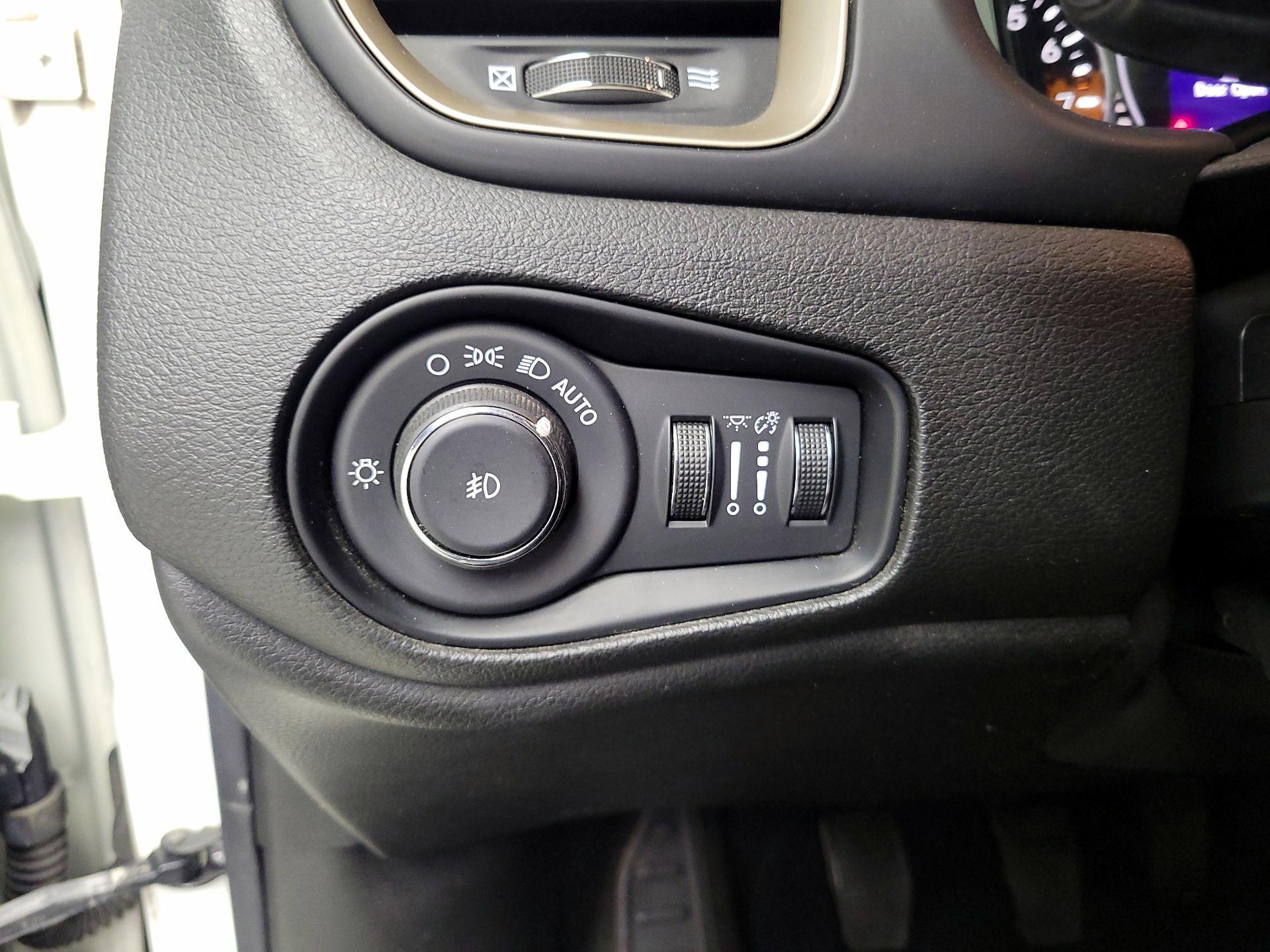 Thumbnail: 2016 Jeep Renegade - 13