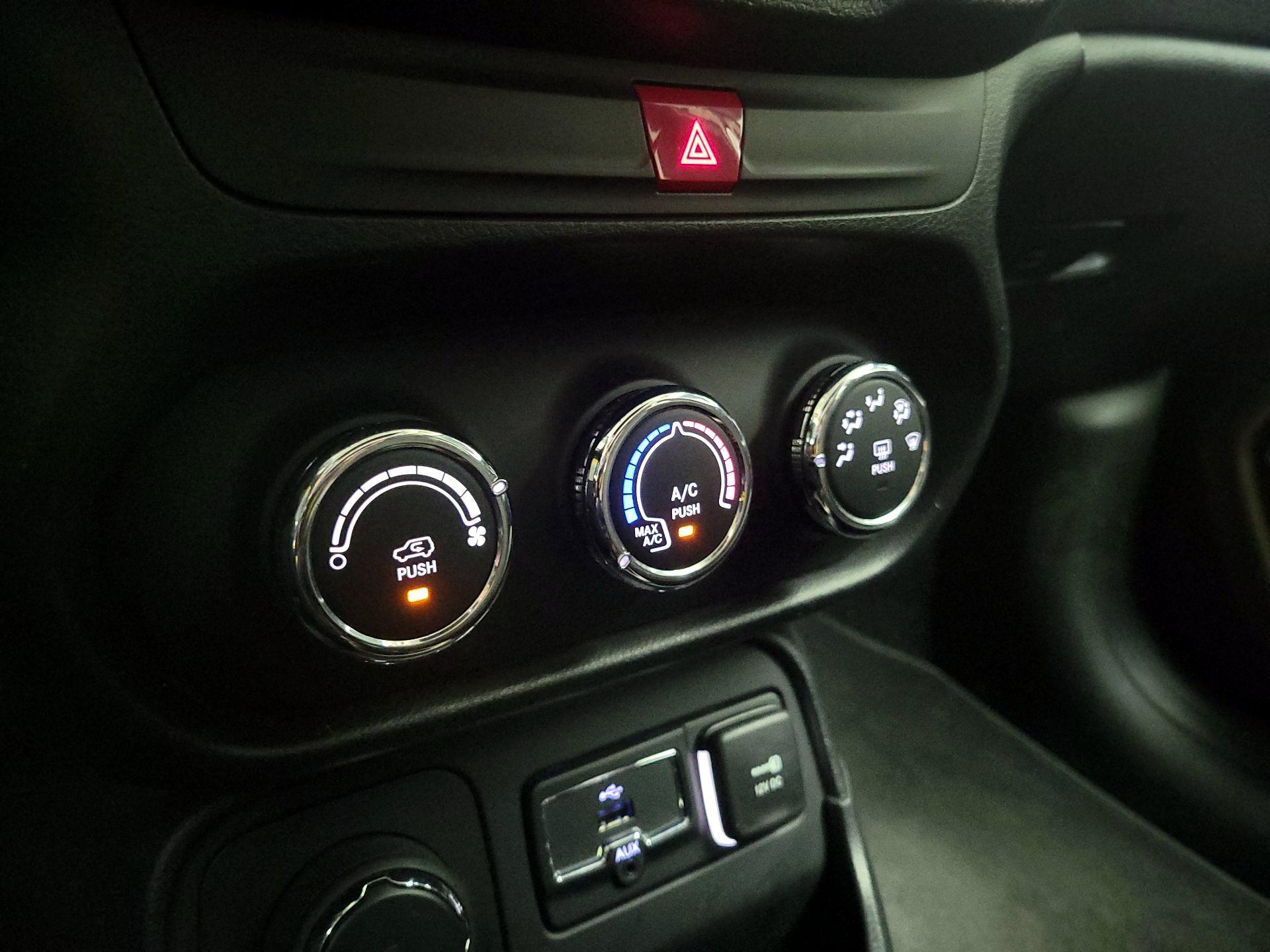 Thumbnail: 2016 Jeep Renegade - 17