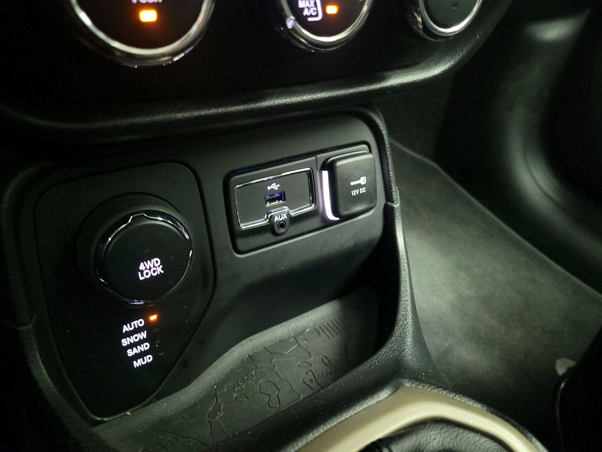 Thumbnail: 2016 Jeep Renegade - 19