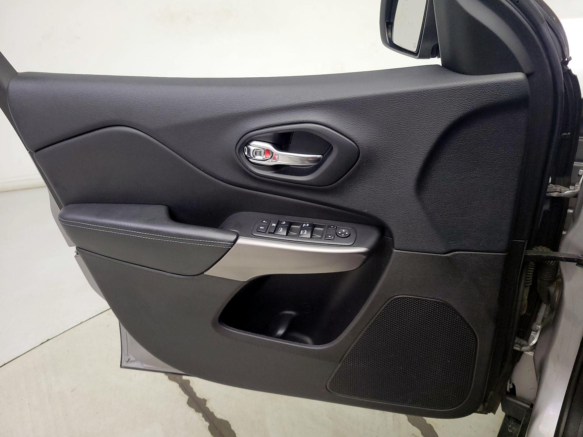Thumbnail: 2019 Jeep Cherokee - 12