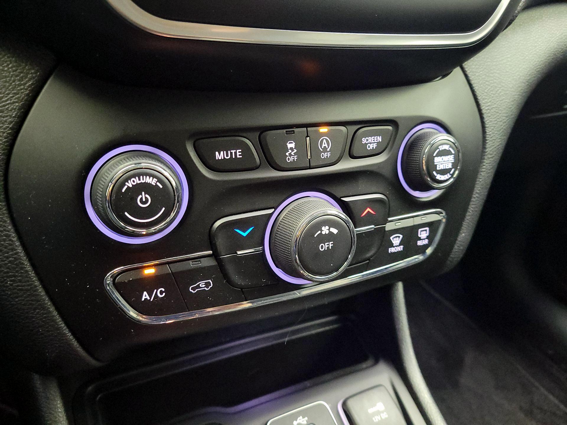 Thumbnail: 2019 Jeep Cherokee - 16