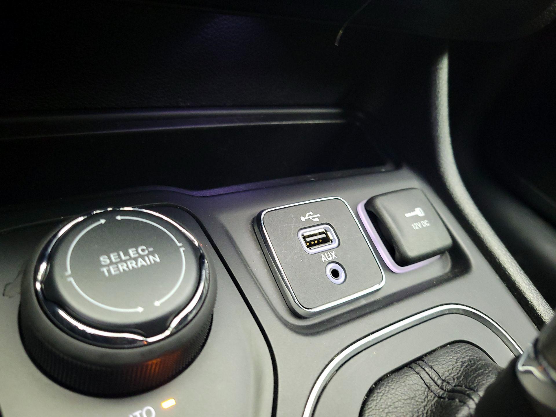 Thumbnail: 2019 Jeep Cherokee - 18