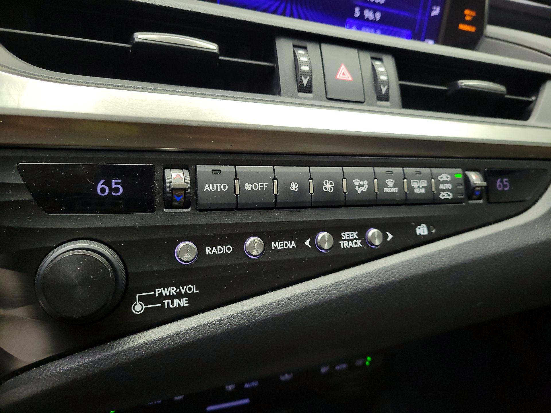 Thumbnail: 2019 Lexus ES - 16