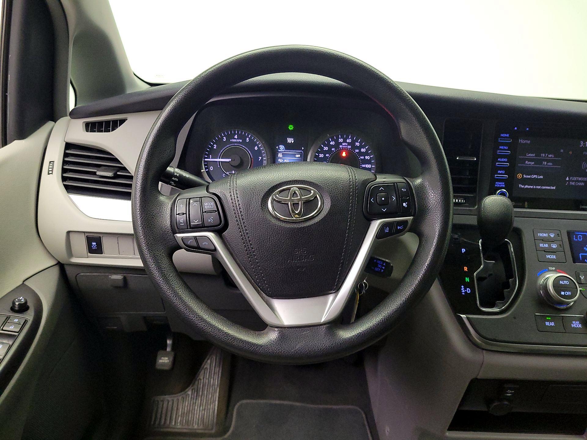 Thumbnail: 2018 Toyota Sienna - 10