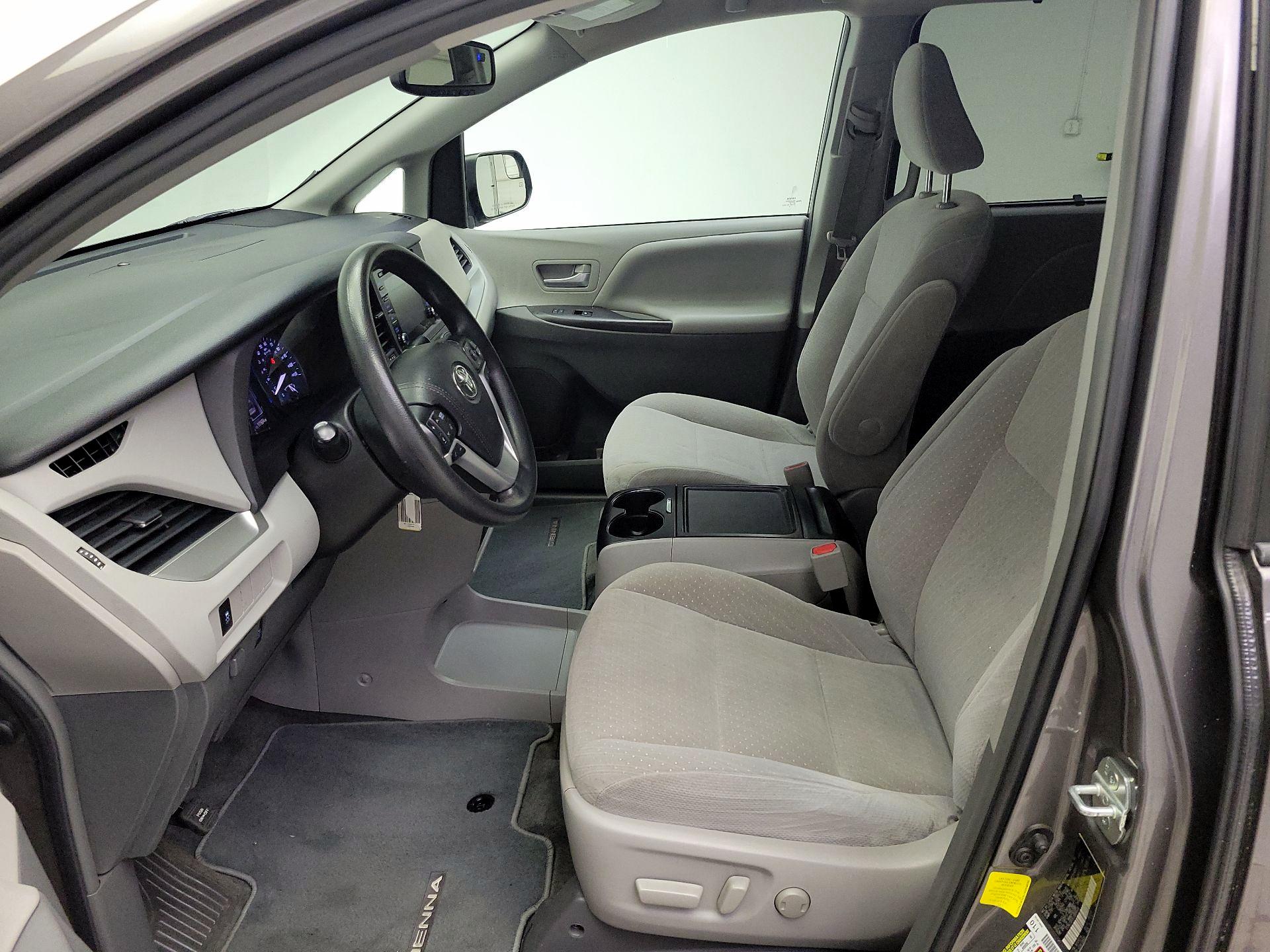 Thumbnail: 2018 Toyota Sienna - 11
