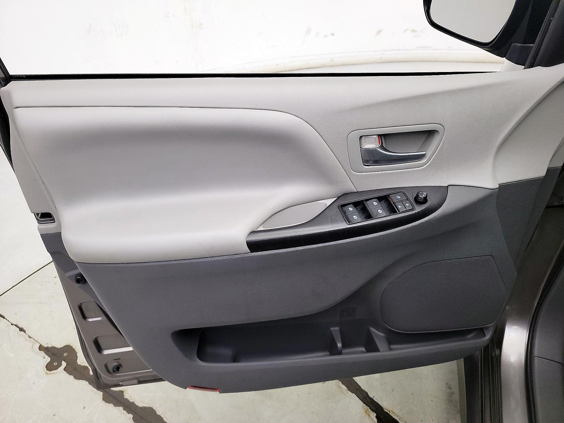 Thumbnail: 2018 Toyota Sienna - 12