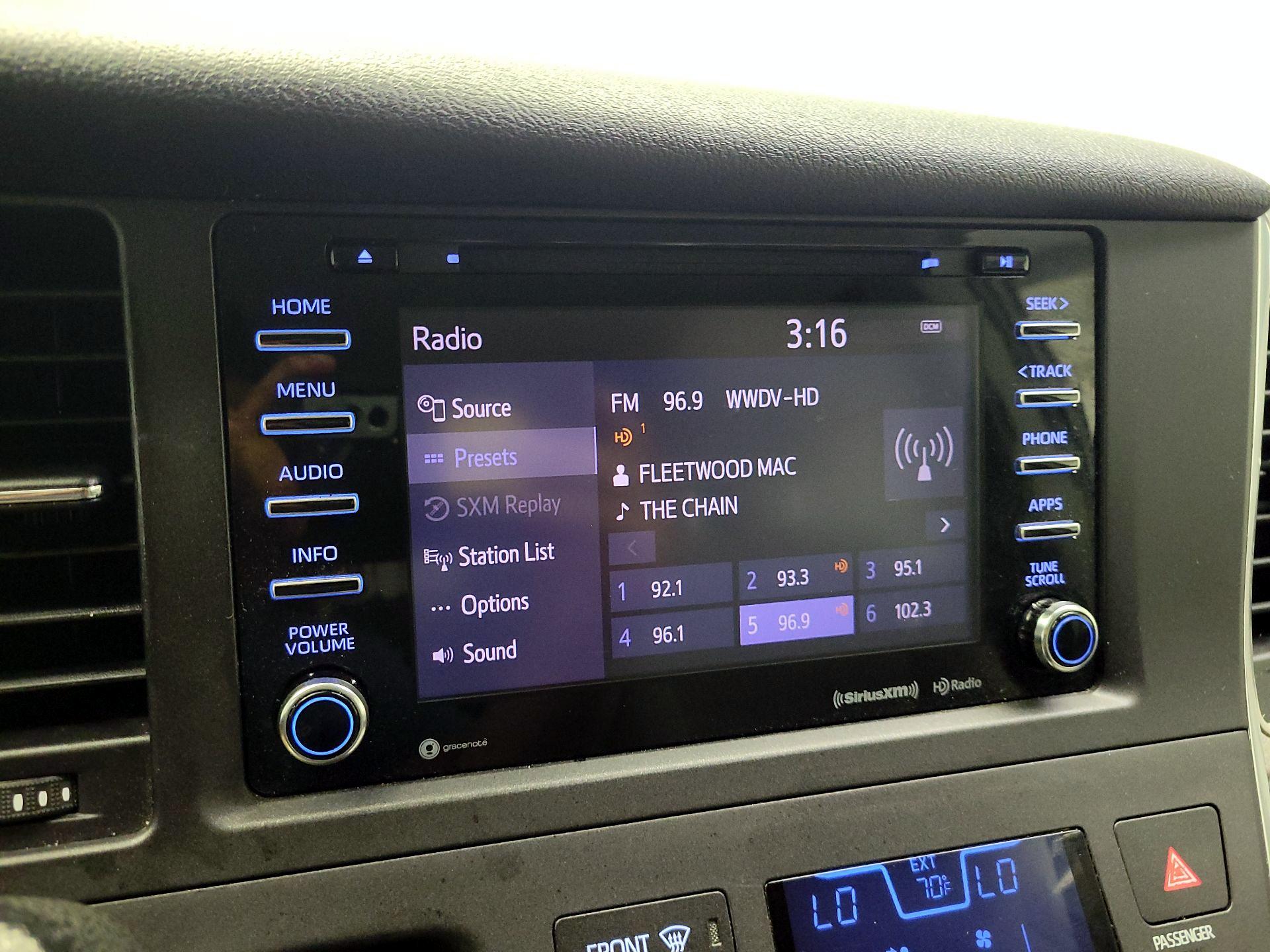 Thumbnail: 2018 Toyota Sienna - 15