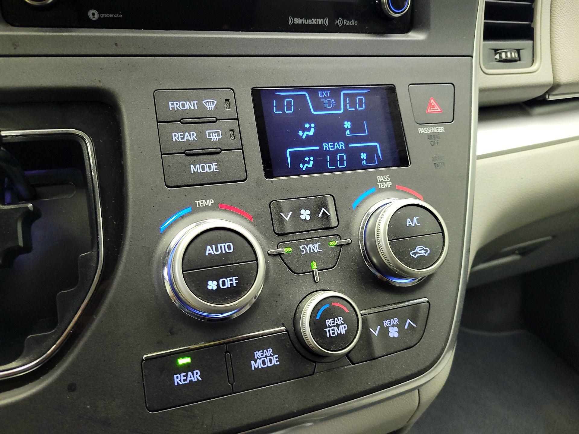 Thumbnail: 2018 Toyota Sienna - 16