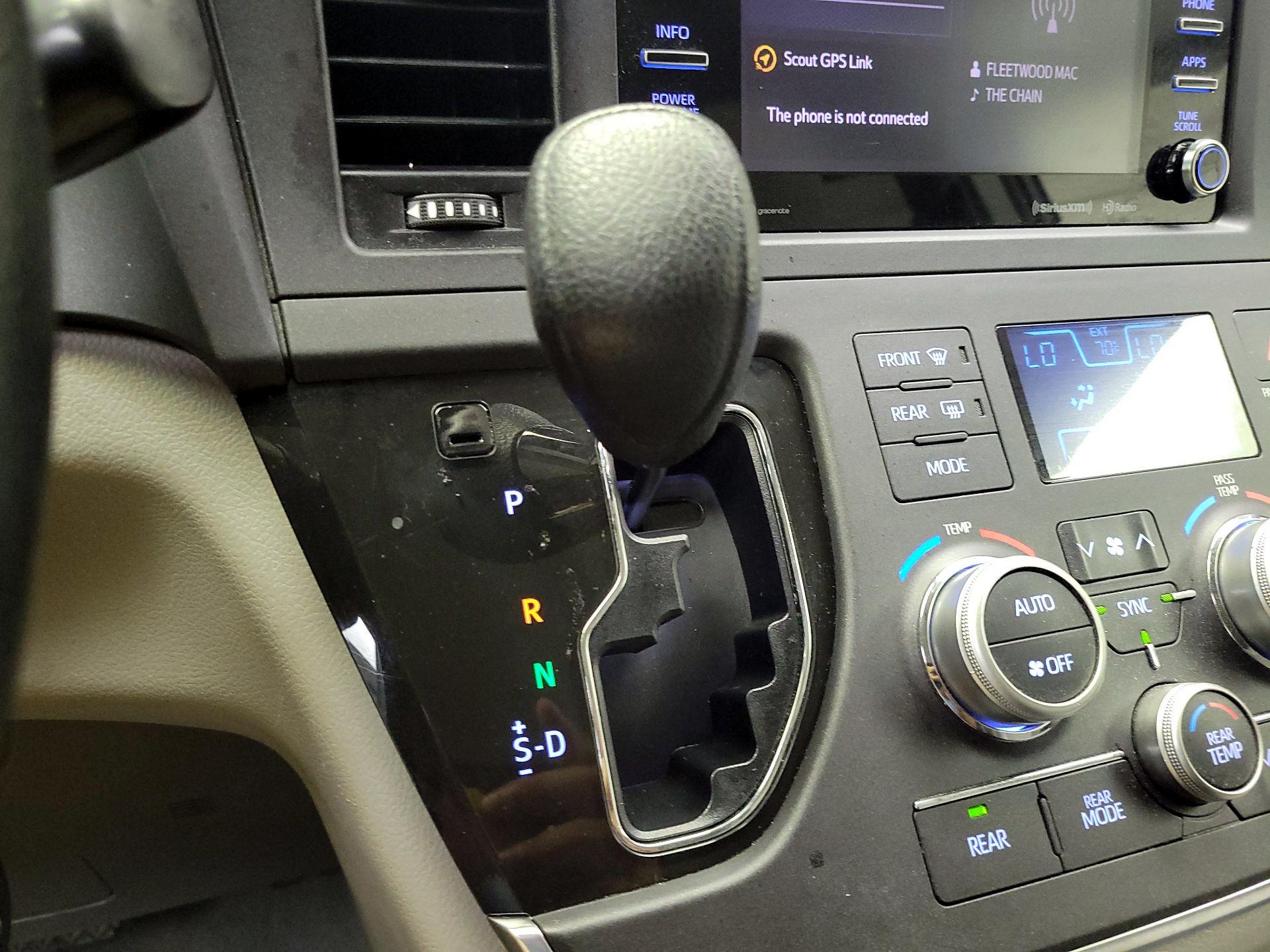 Thumbnail: 2018 Toyota Sienna - 17