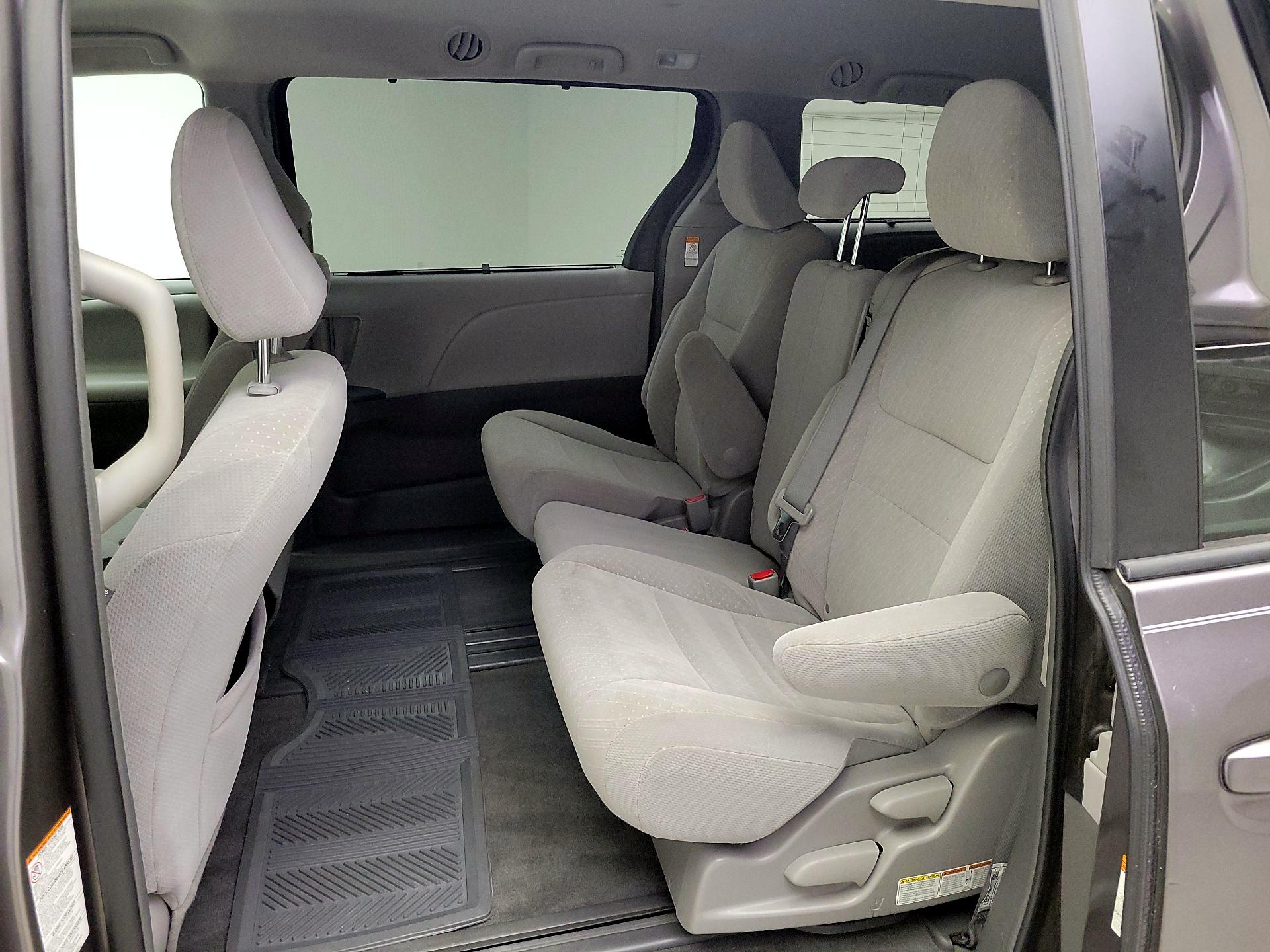 Thumbnail: 2018 Toyota Sienna - 19