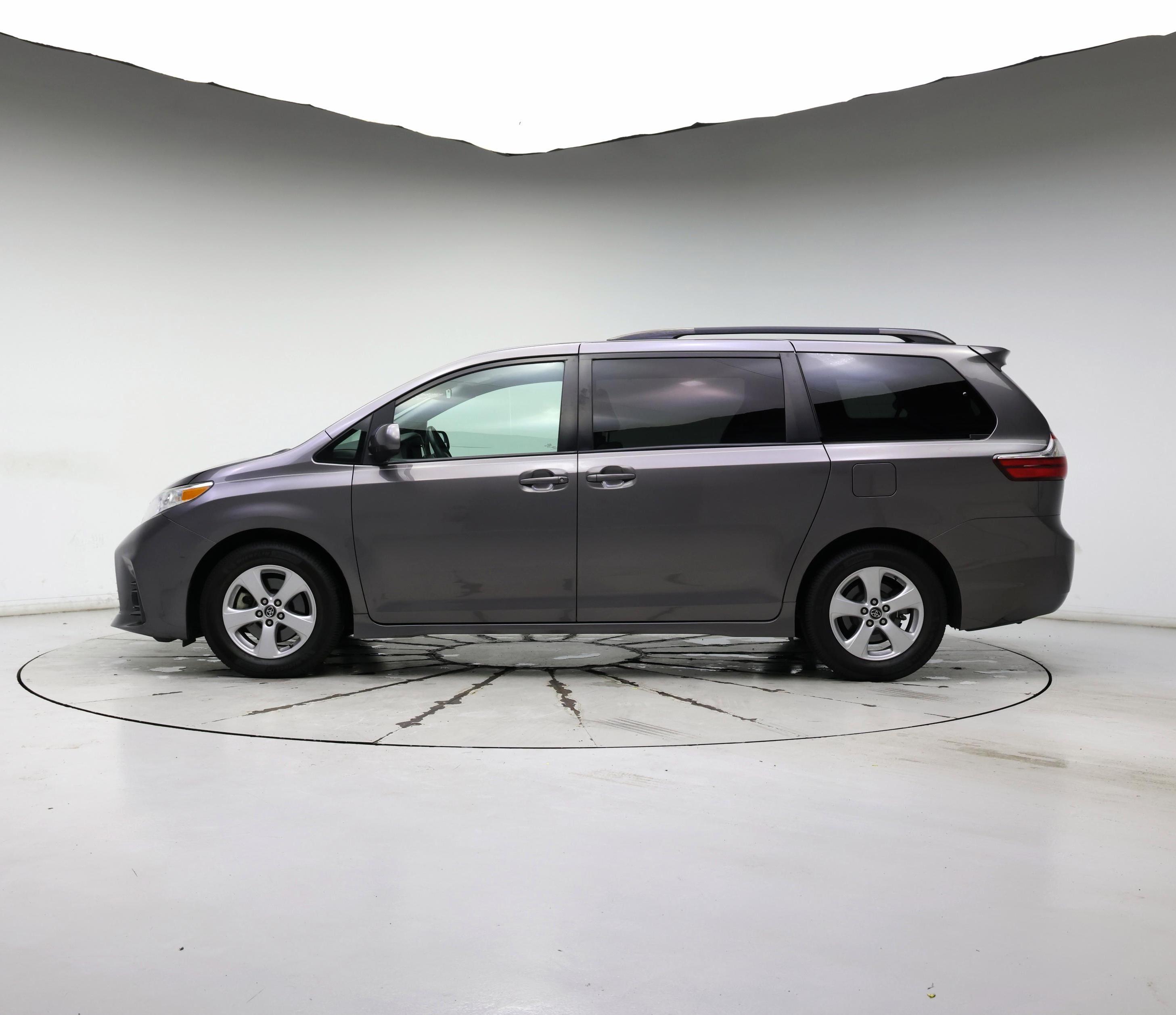 Thumbnail: 2018 Toyota Sienna - 3
