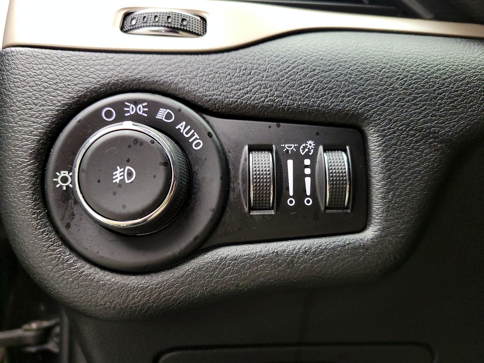 Thumbnail: 2015 Jeep Cherokee - 13