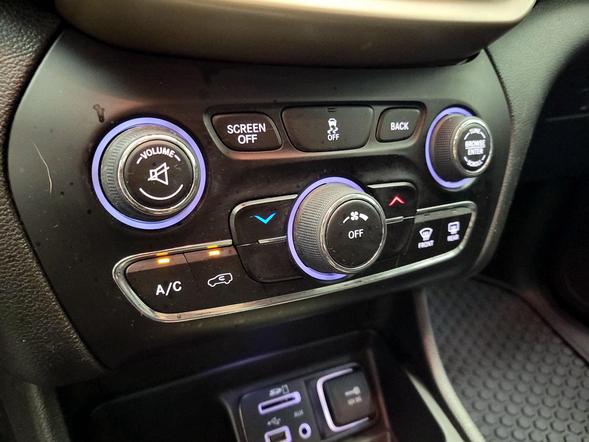 Thumbnail: 2015 Jeep Cherokee - 16