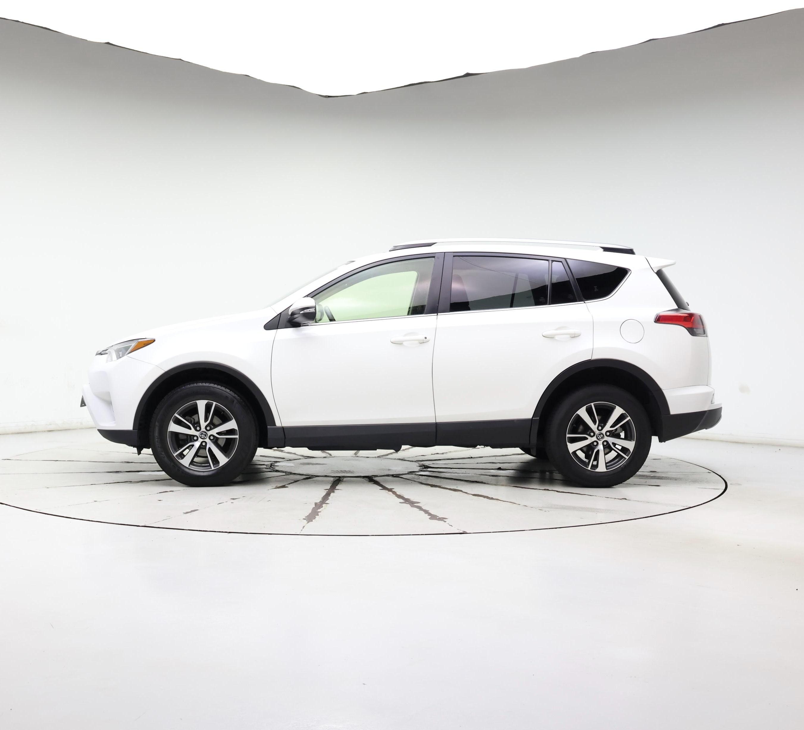 Thumbnail: 2017 Toyota RAV4 - 3